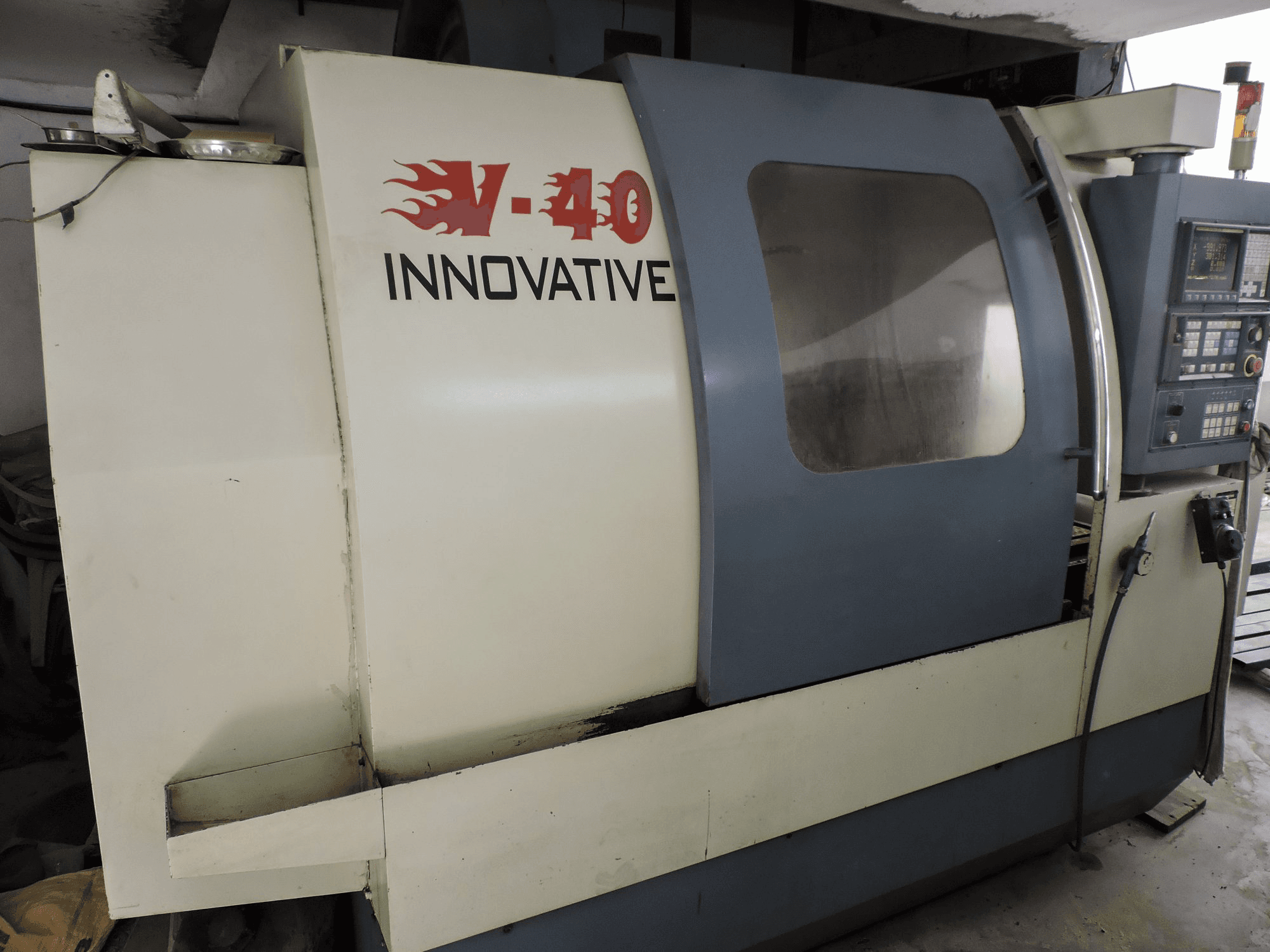 Vista lato sinistro della macchina Leadwell V-40