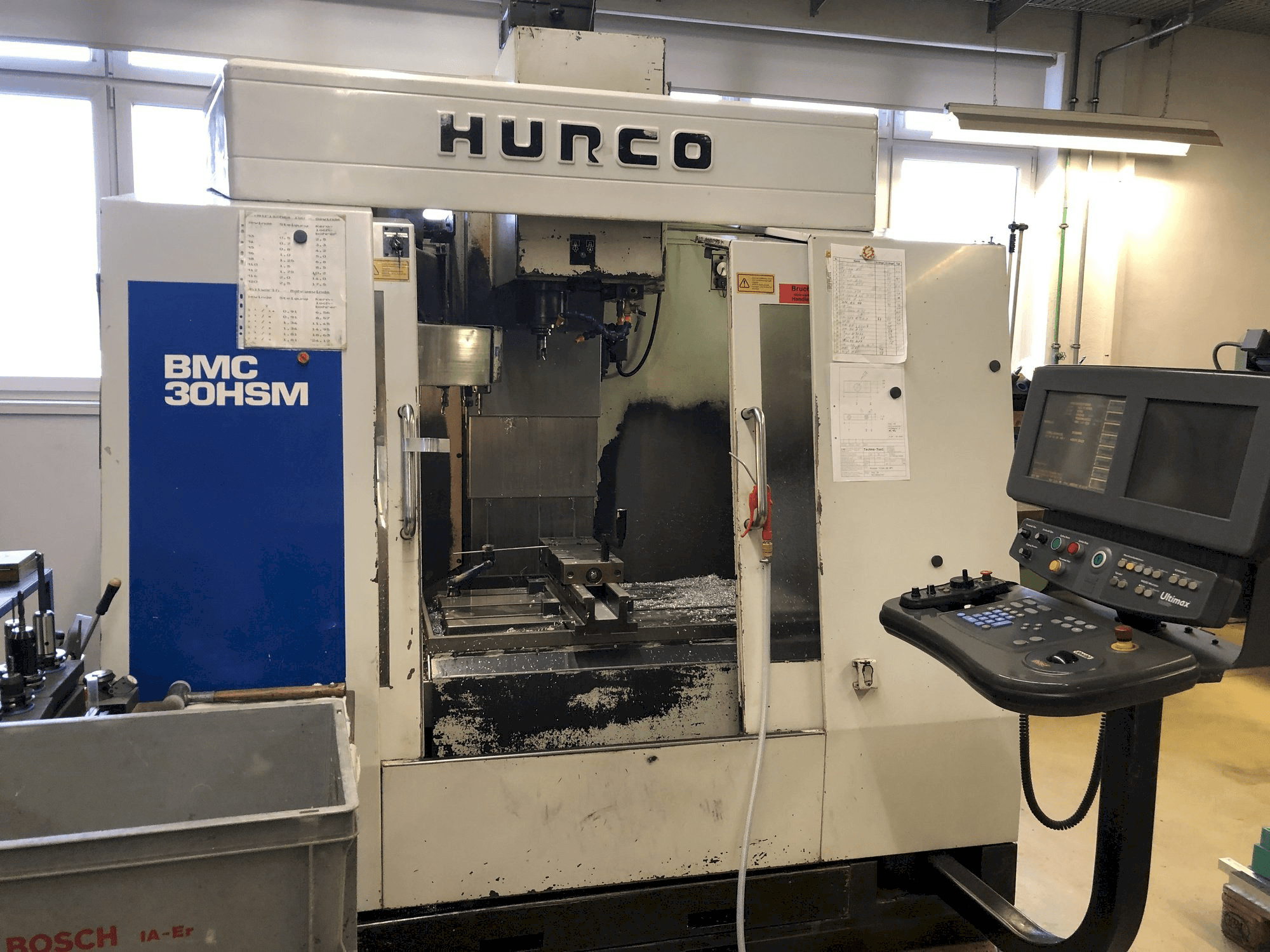 Vista frontale della macchina Hurco BMC 30 HSM