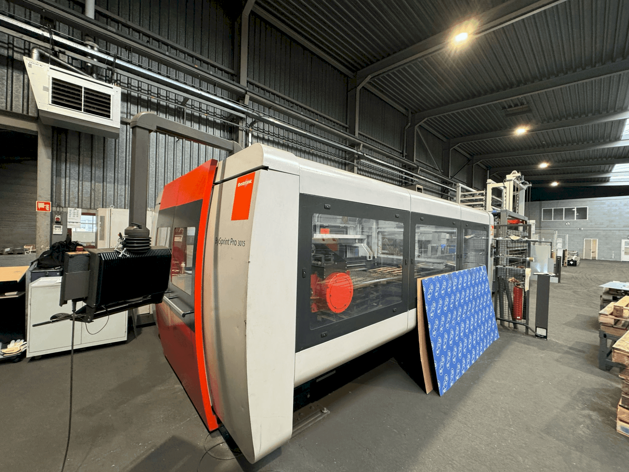 Vista frontale della macchina Bystronic BySprint Pro 3015