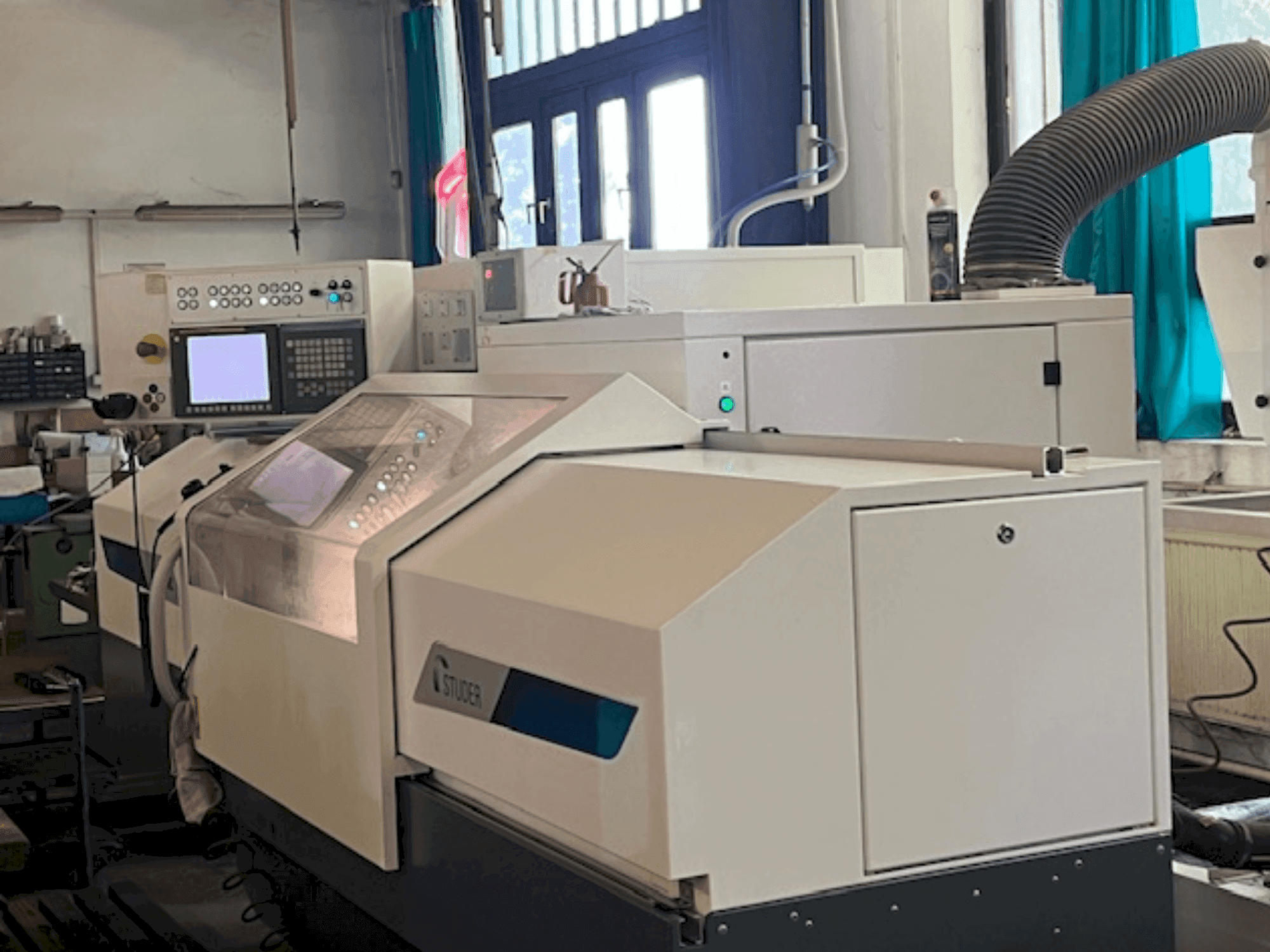 Vista frontale della macchina STUDER Favorit CNC