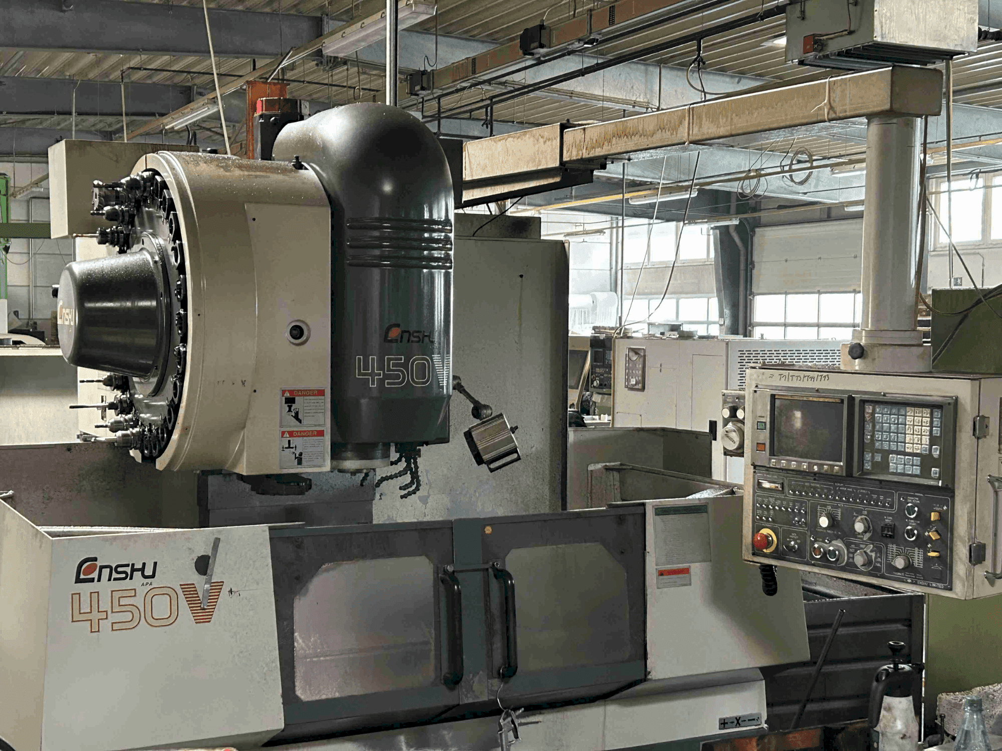 Vista frontale della macchina Enshu 450 V