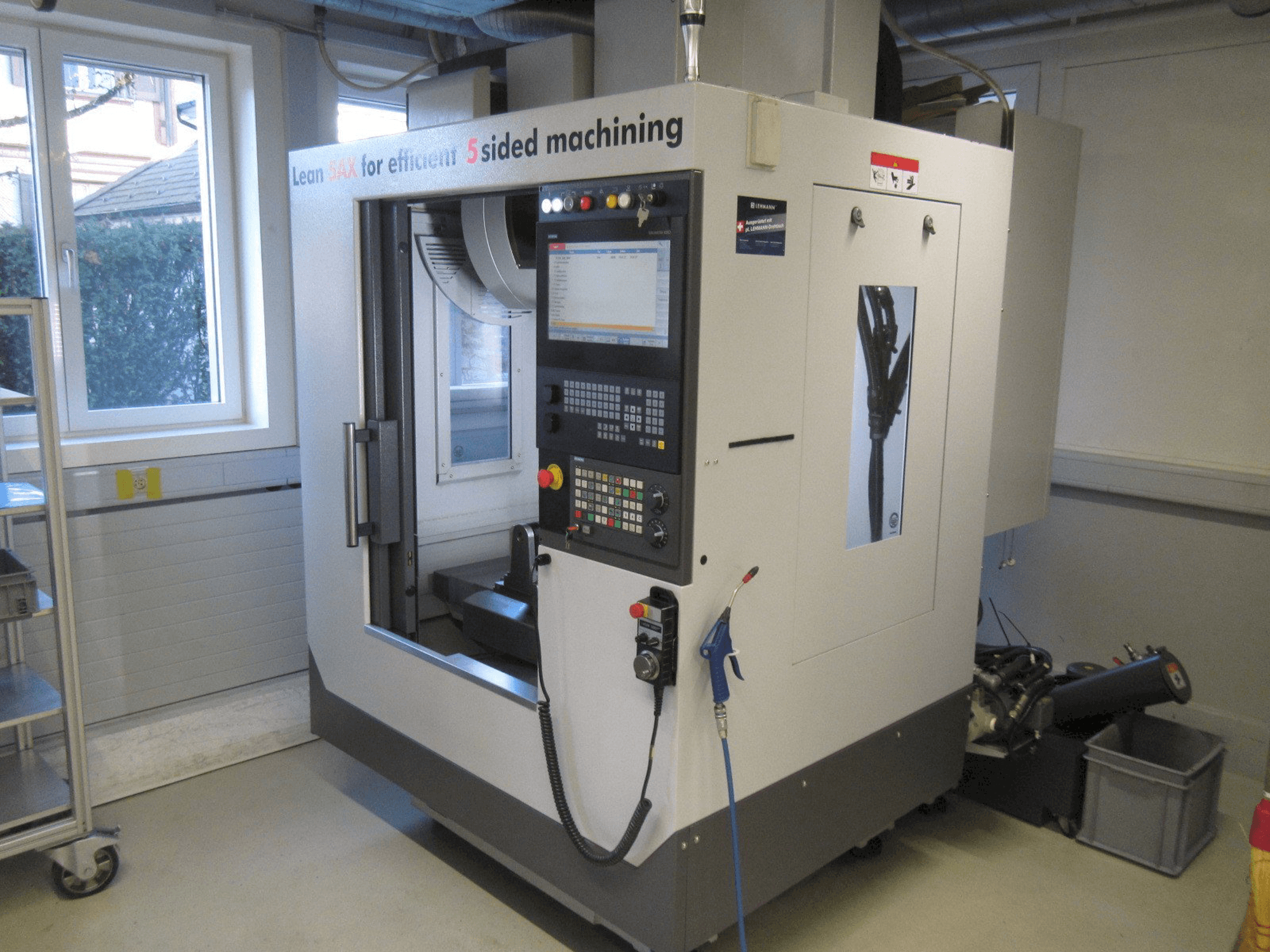 Vista frontale della macchina HARDINGE V480