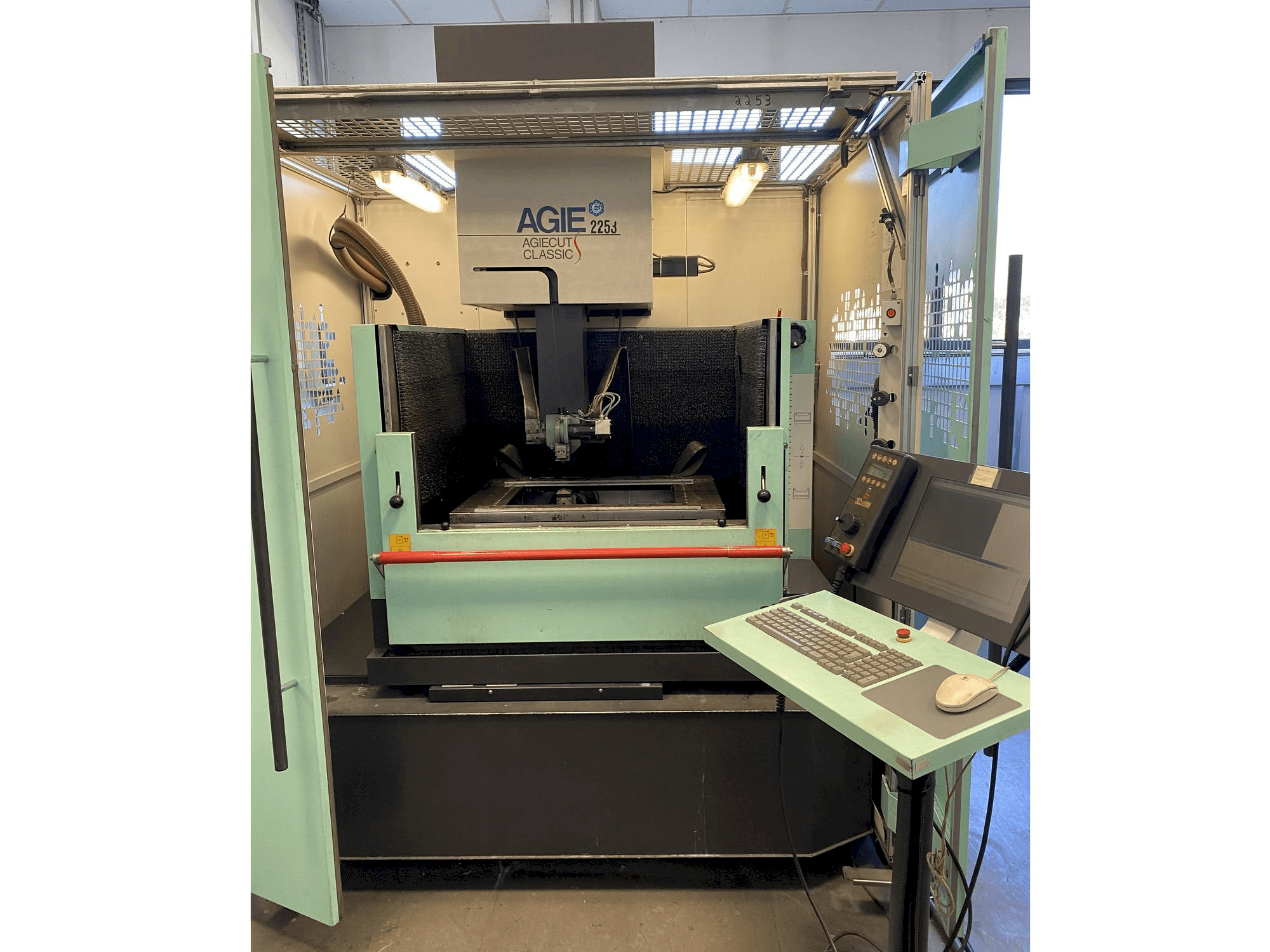 Vista frontale della macchina AGIE Agiecut Classic 3s