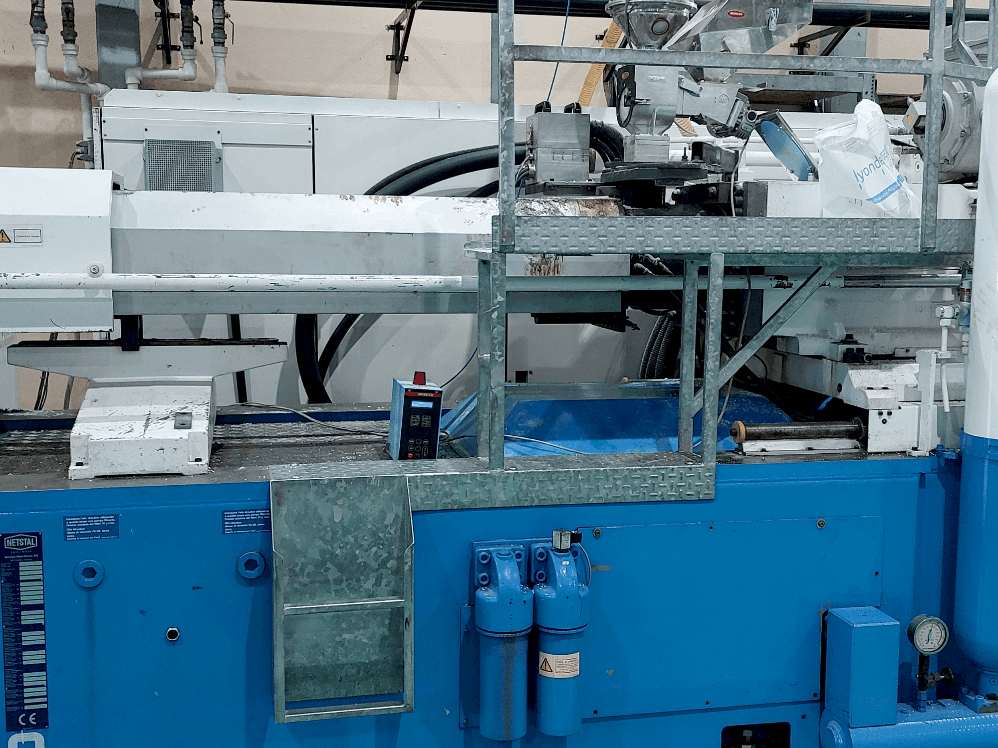 Vista frontale della macchina Netstal S 6000-5500E