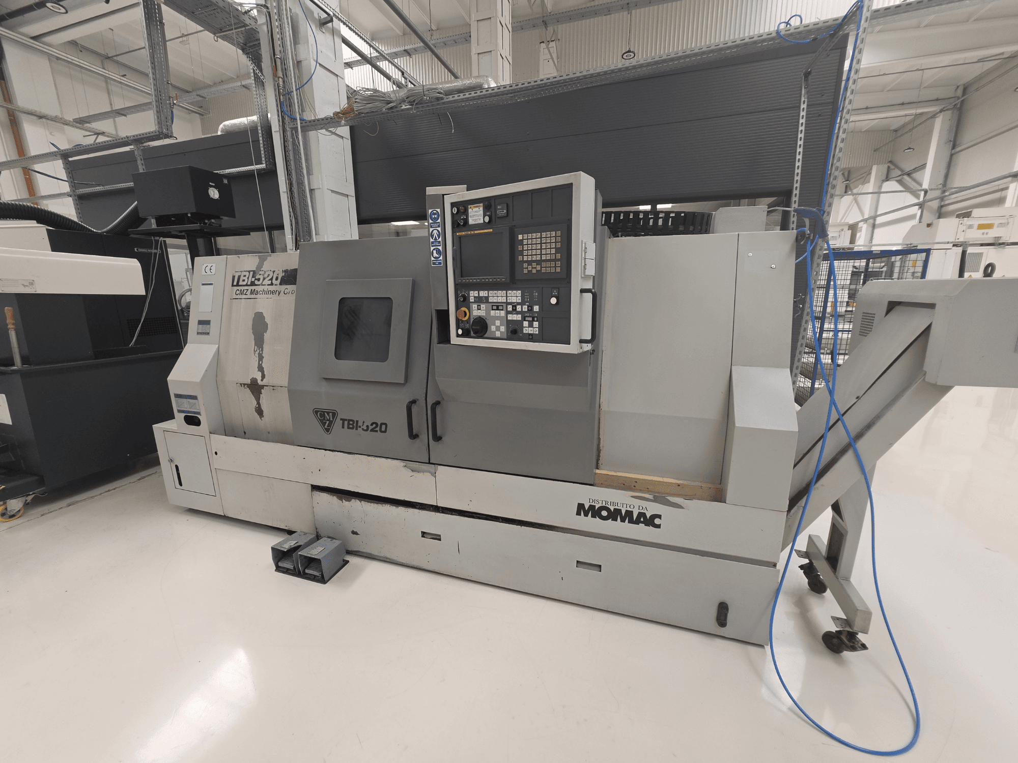 Tornio orizzontale CMZ TBI-520, vista laterale, che mostra il pannello di controllo e i dettagli del macchinario in un ambiente industriale ordinato.