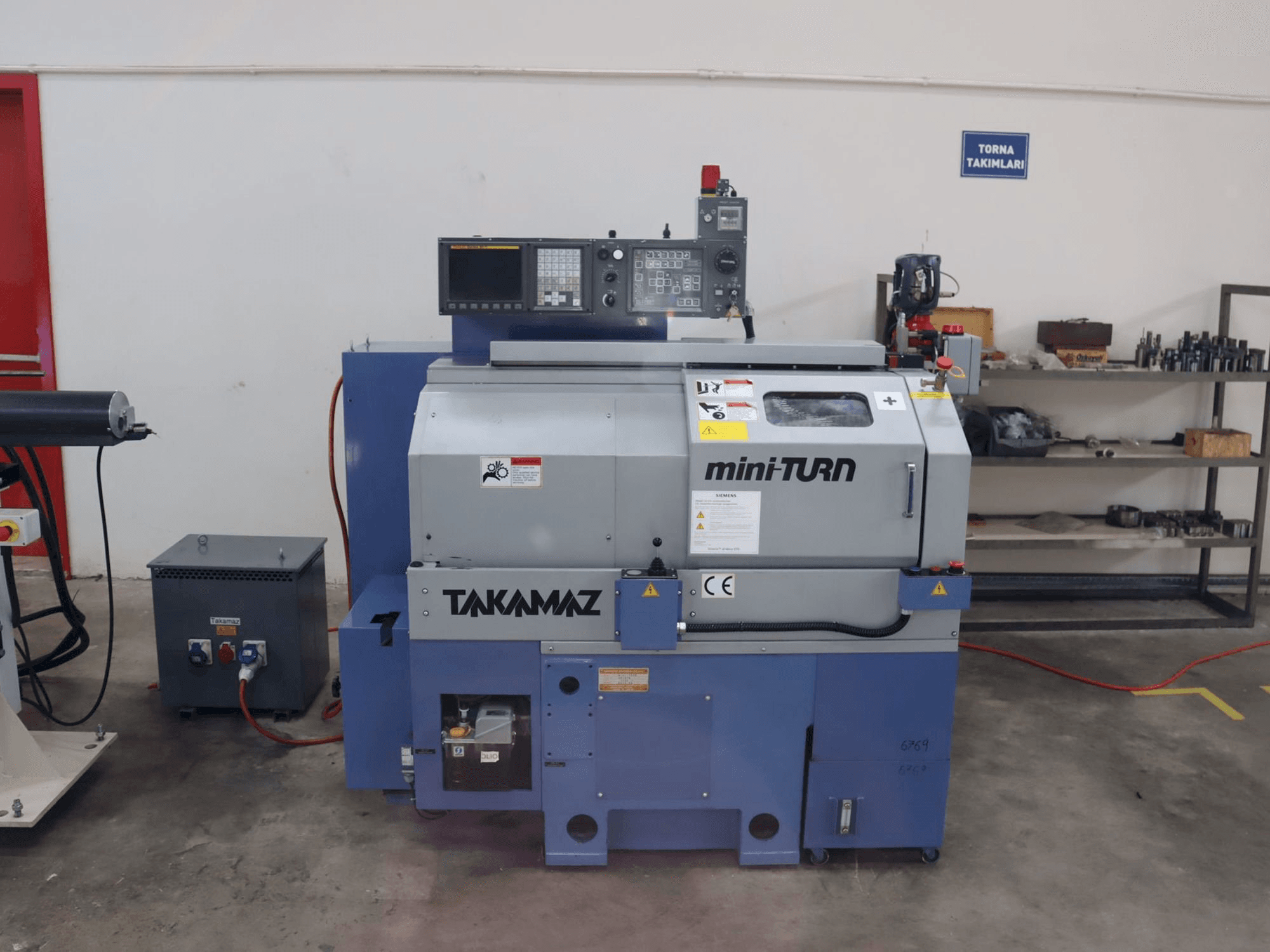 Vista frontale della macchina Takamaz mini-TURN