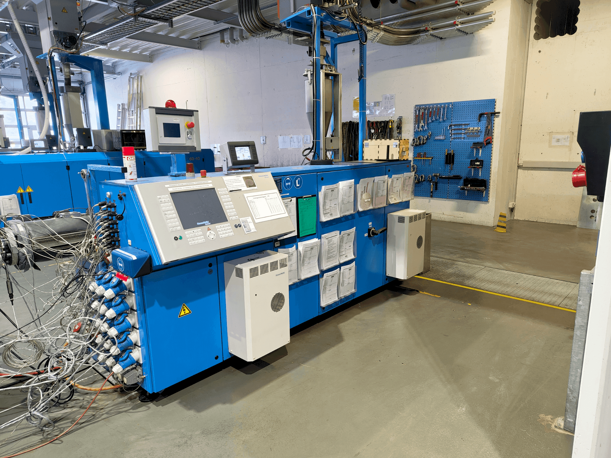 Vista frontale della macchina Krauss Maffei KME 75-36 R AC