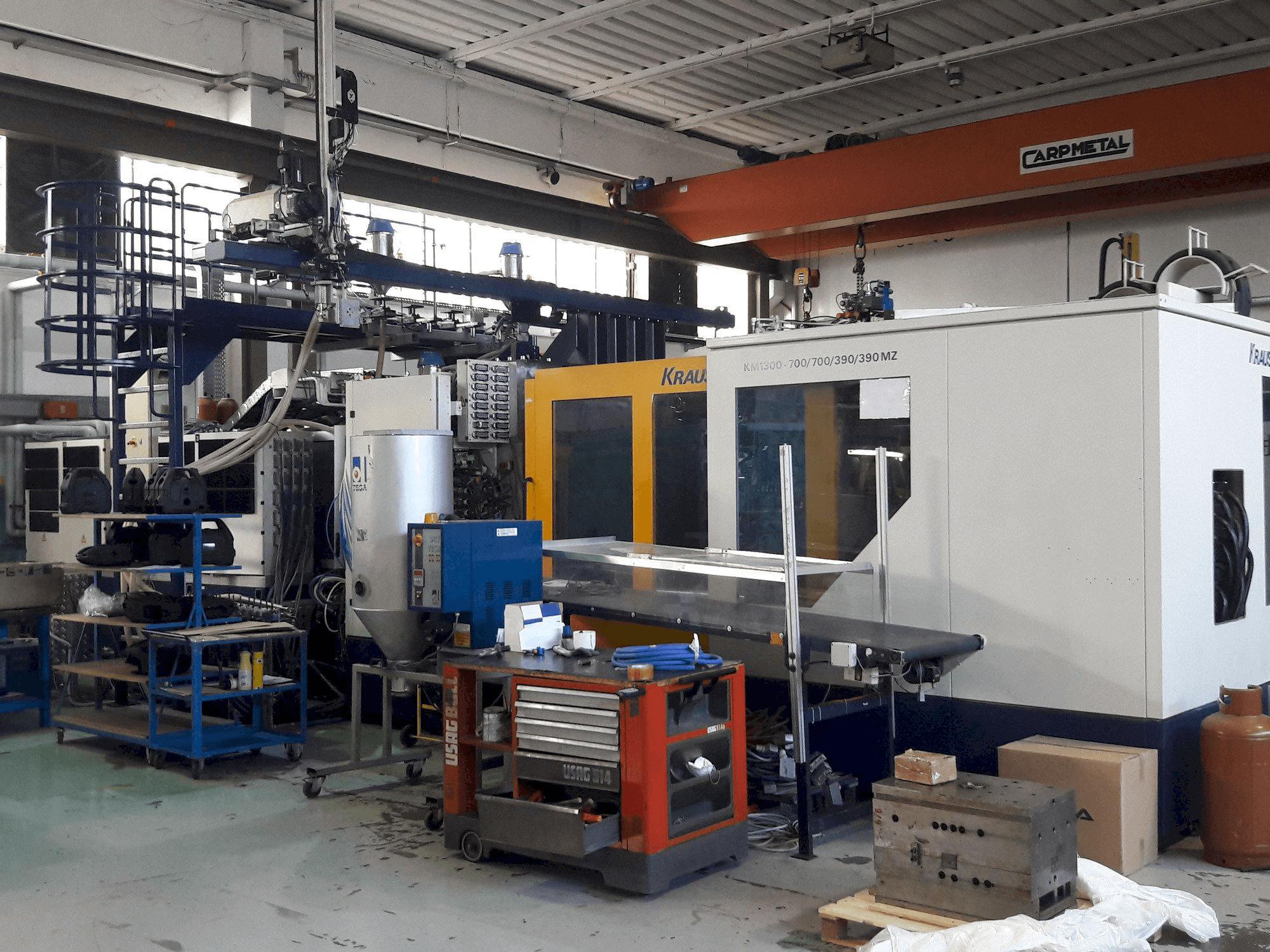 Vista frontale della macchina Krauss Maffei 1300-700-700-390-390 MZ