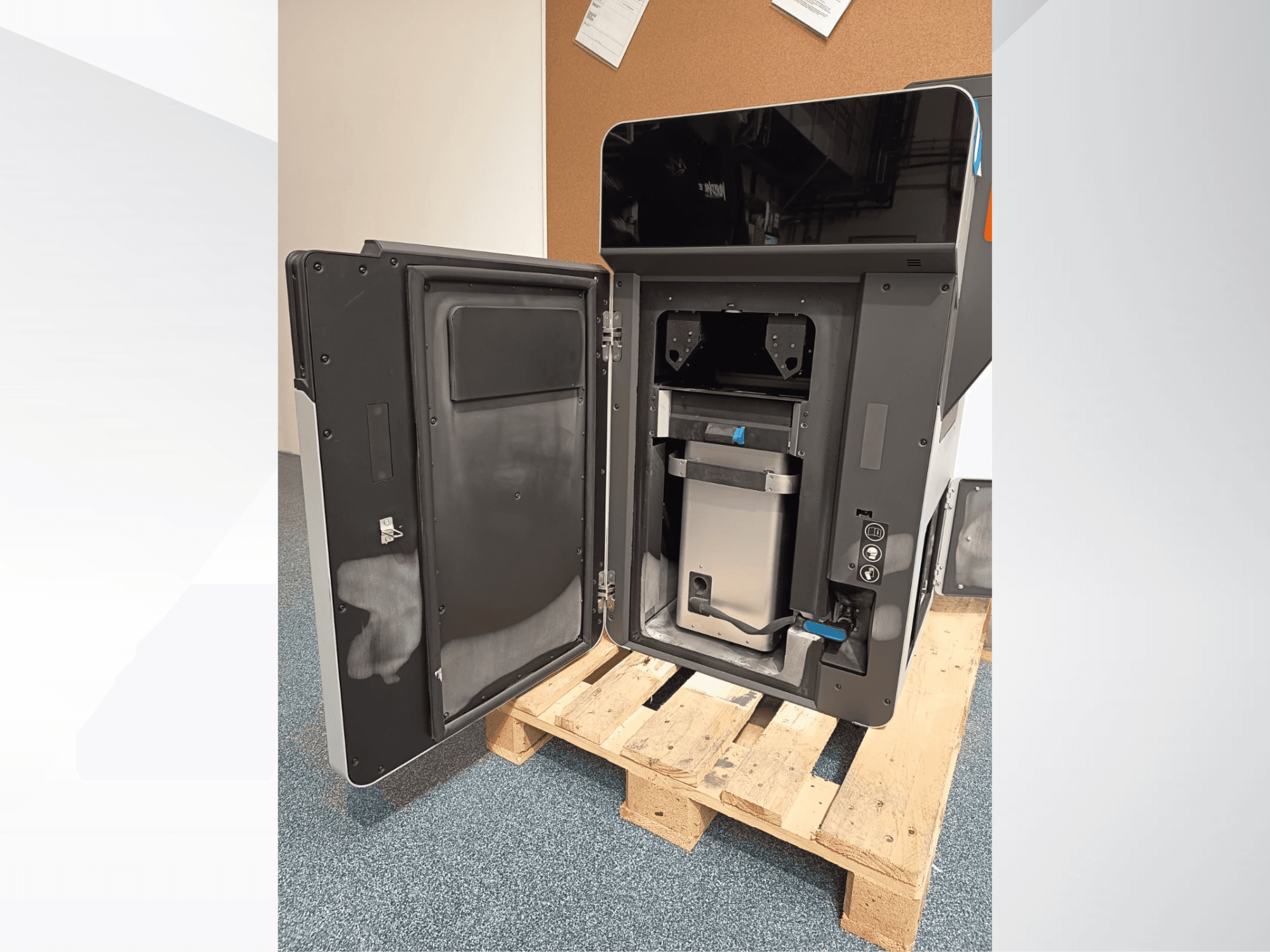 Stampante 3D in plastica FORMLABS Fuse 1, vista laterale con sportello aperto che rivela i componenti interni e il pannello di controllo.