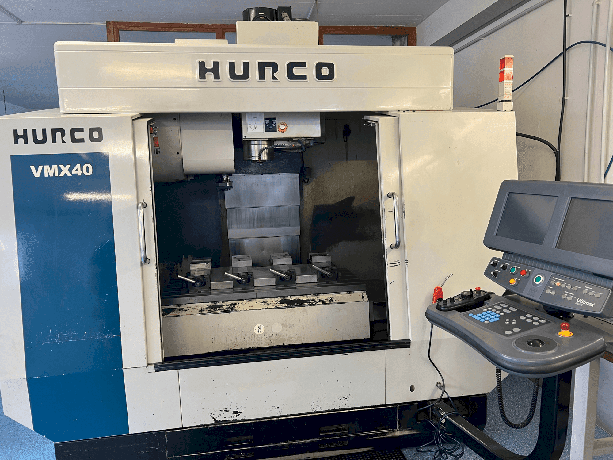 Vista frontale della macchina Hurco VMX40