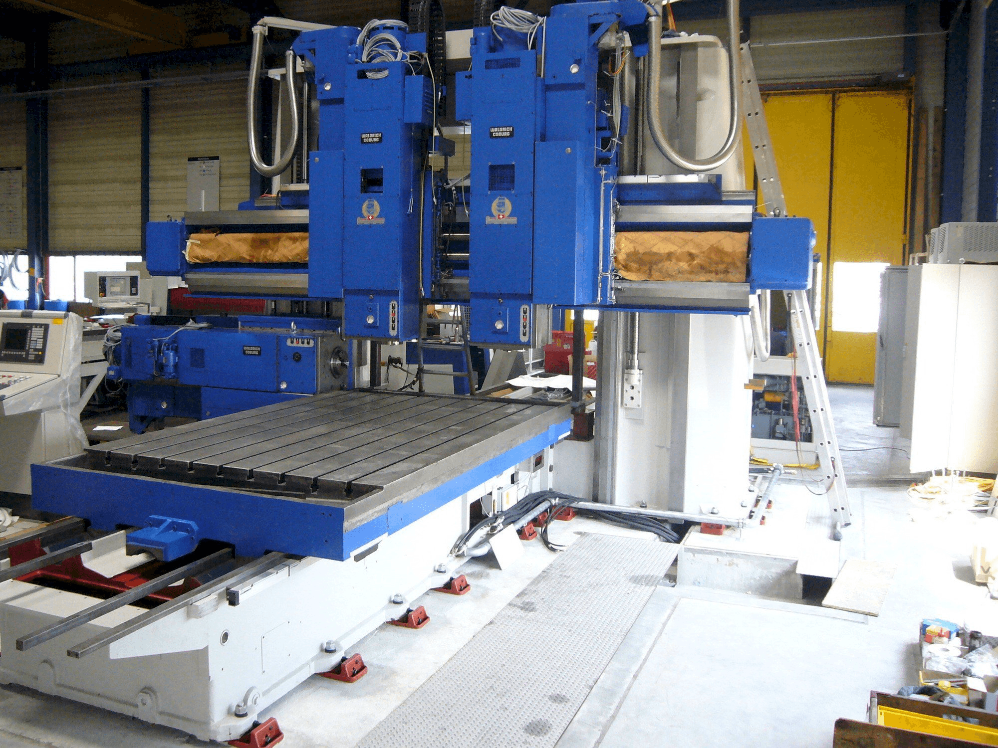 Vista frontale della macchina Waldrich Coburg