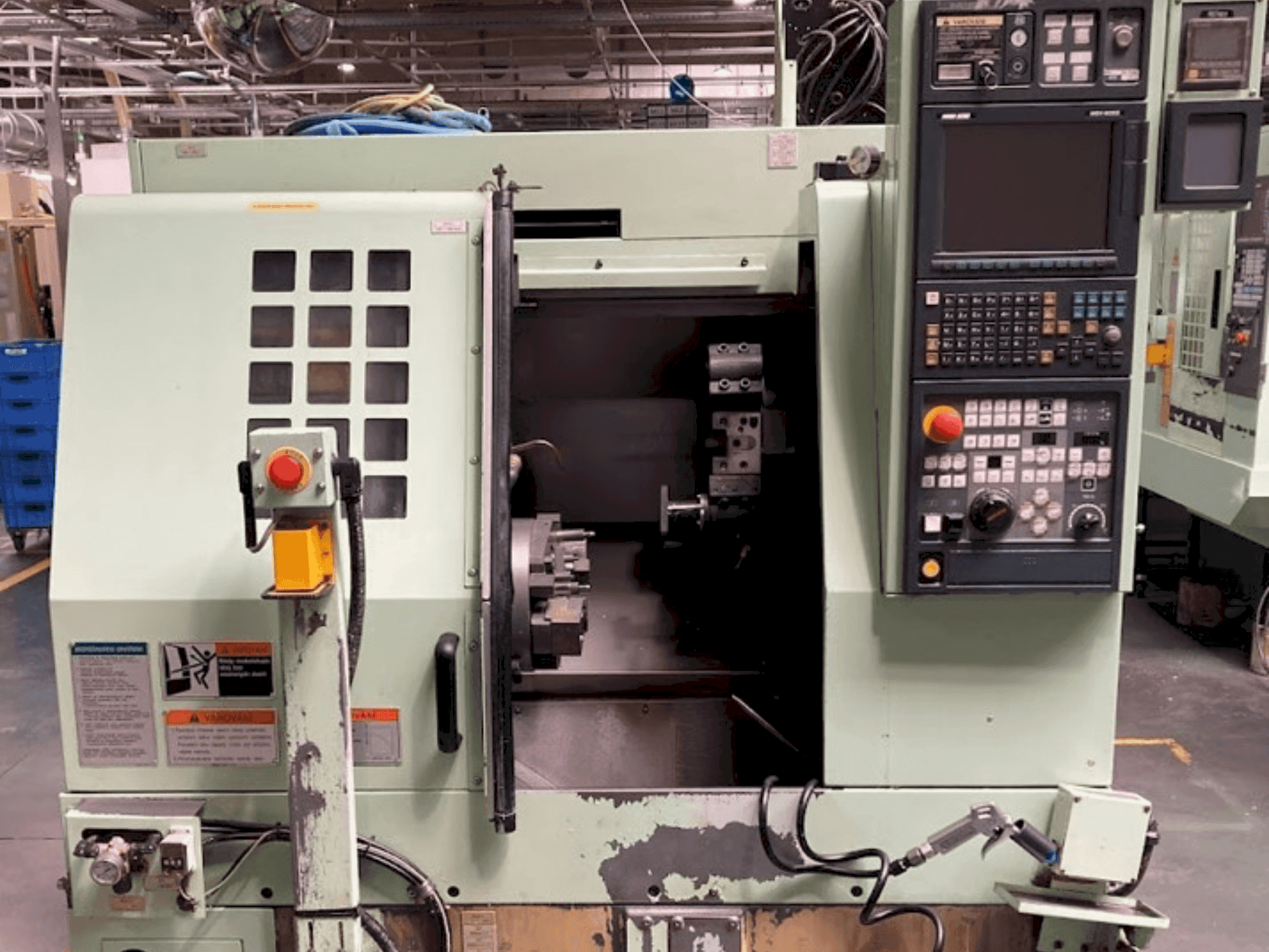 Vista frontale della macchina MORI SEIKI CL2000B