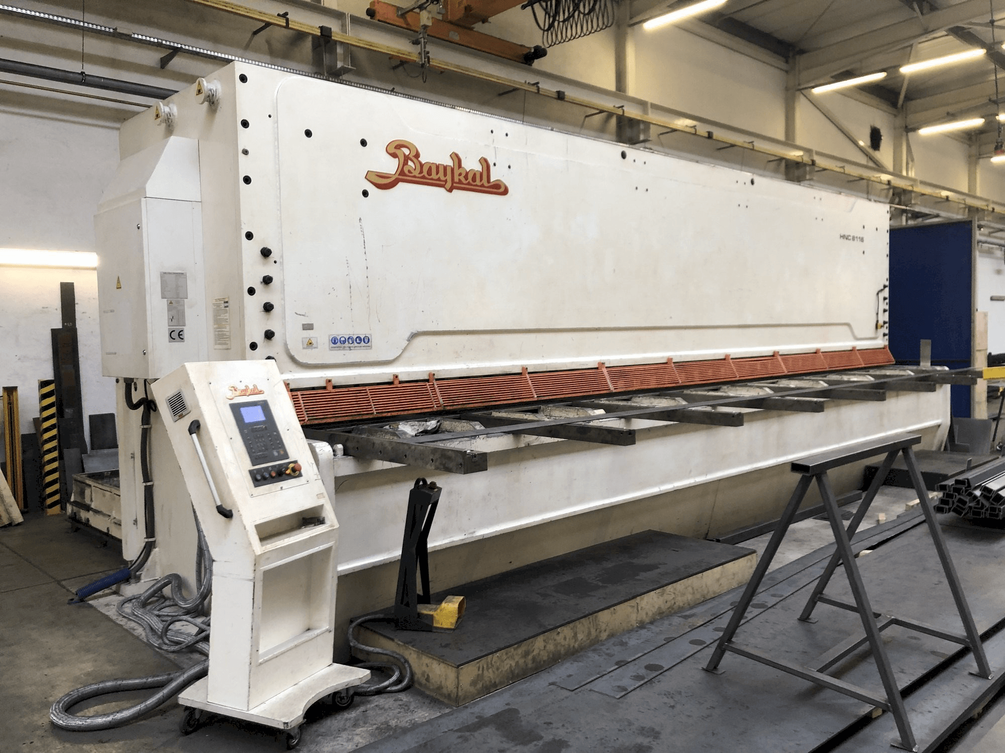 Vista frontale della macchina Baykal HNC 8116