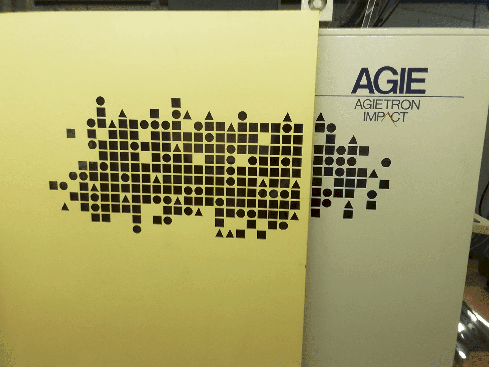 Vista frontale della macchina AGIE Agierten Impact 2