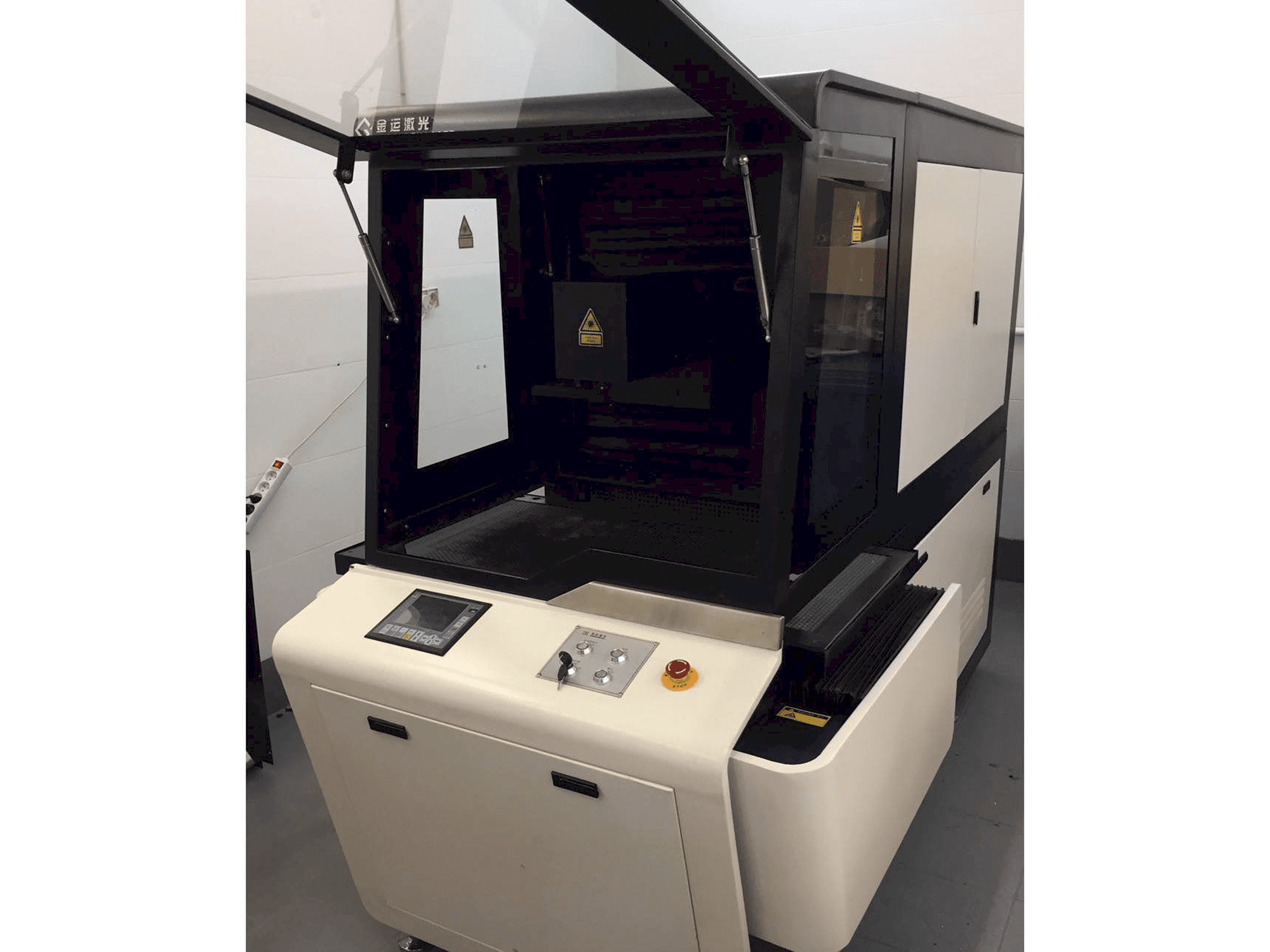 Vista frontale della macchina Golden Laser