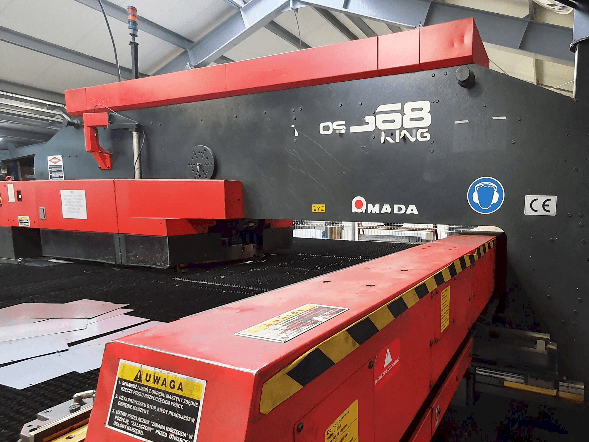 Vista frontale della macchina AMADA VIPROS 368 KING