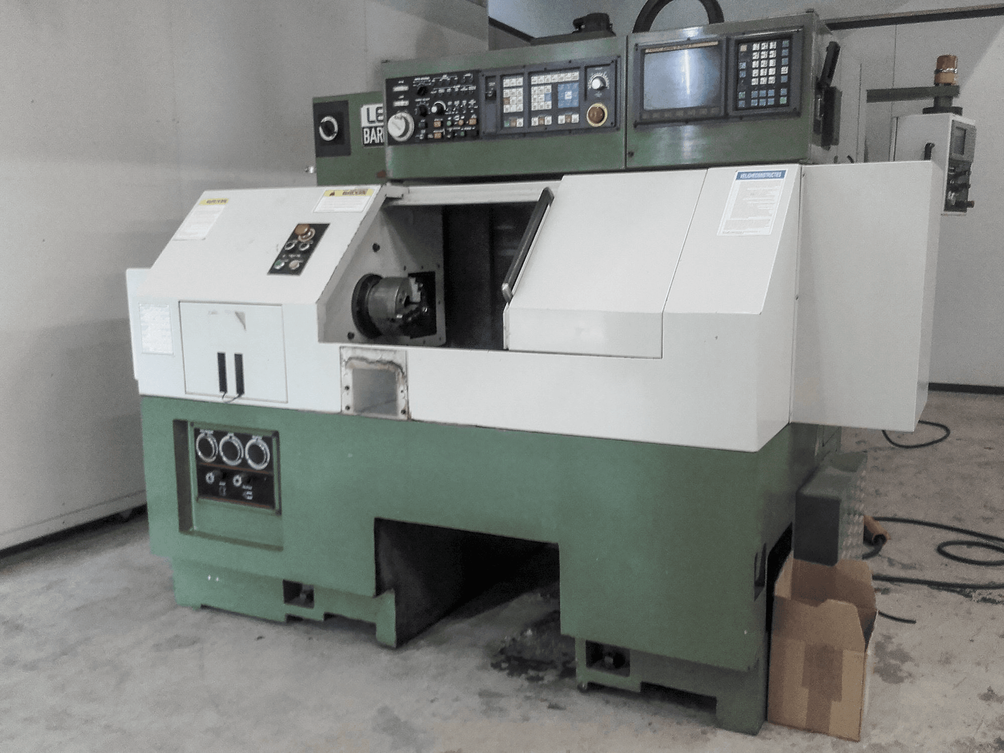 Vista lato sinistro della macchina Leadwell Barmaster 40