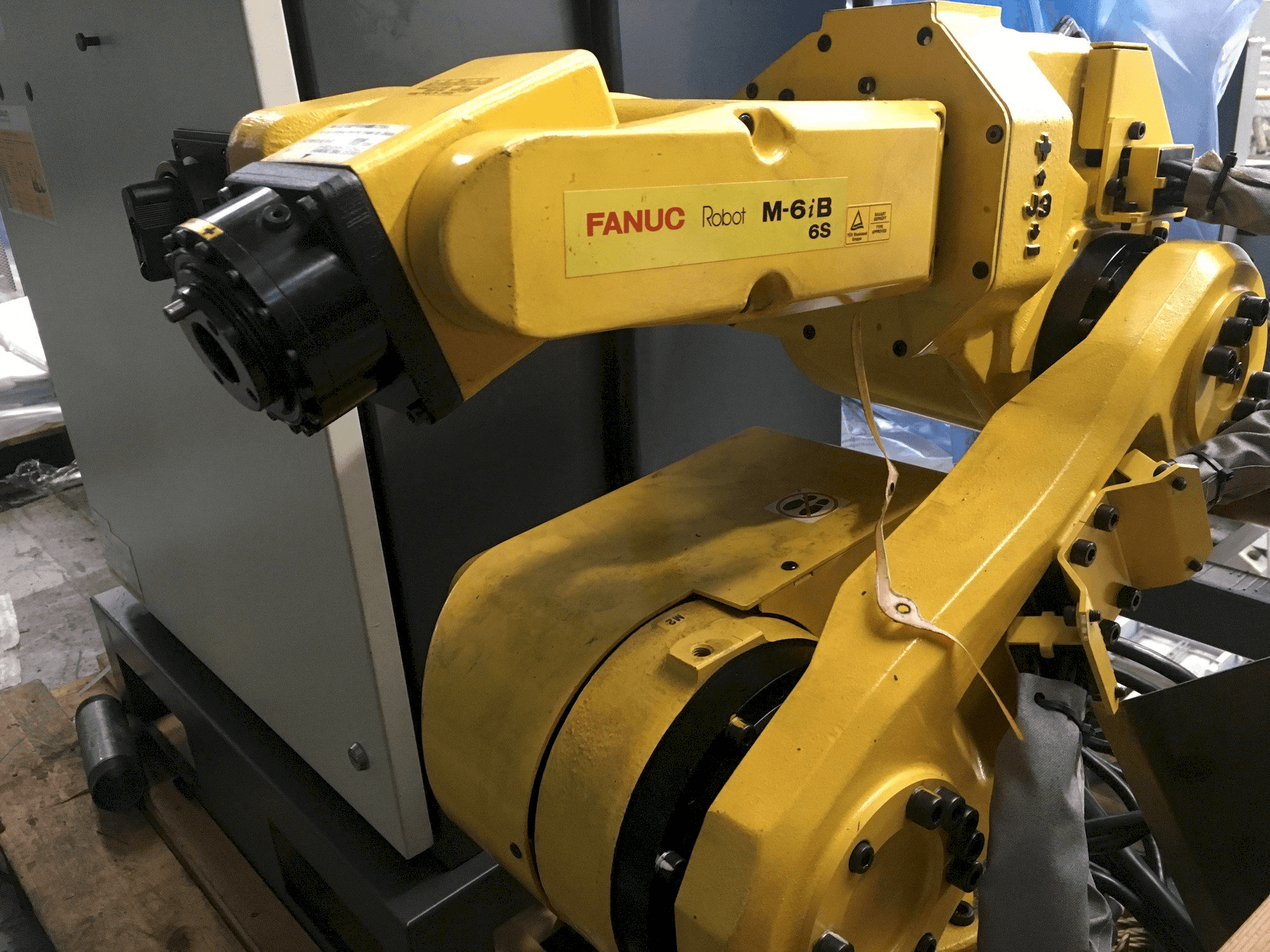 Vista frontale della macchina FANUC M-6iB 6S