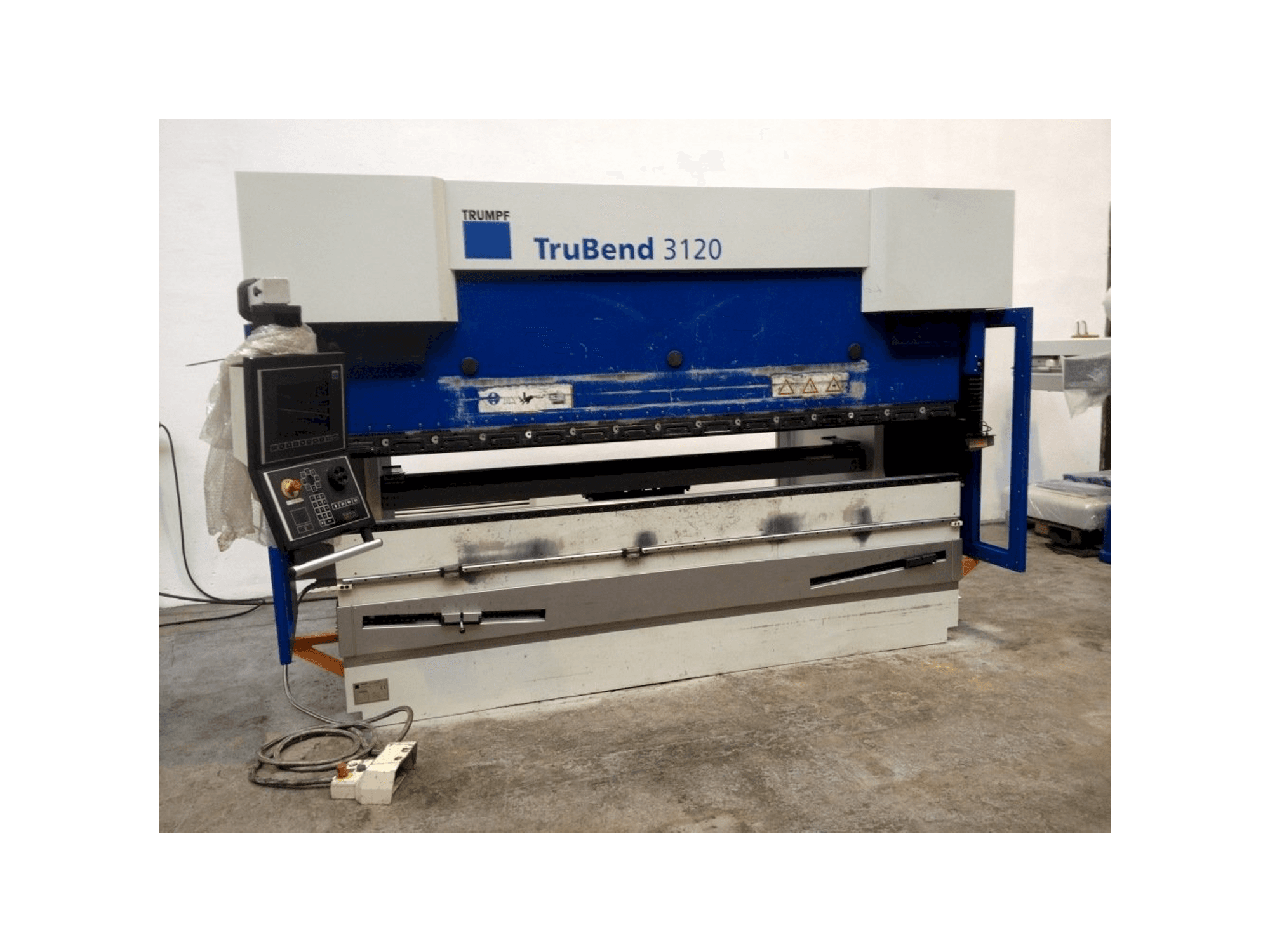 Vista frontale della macchina Trumpf TruBend 3120