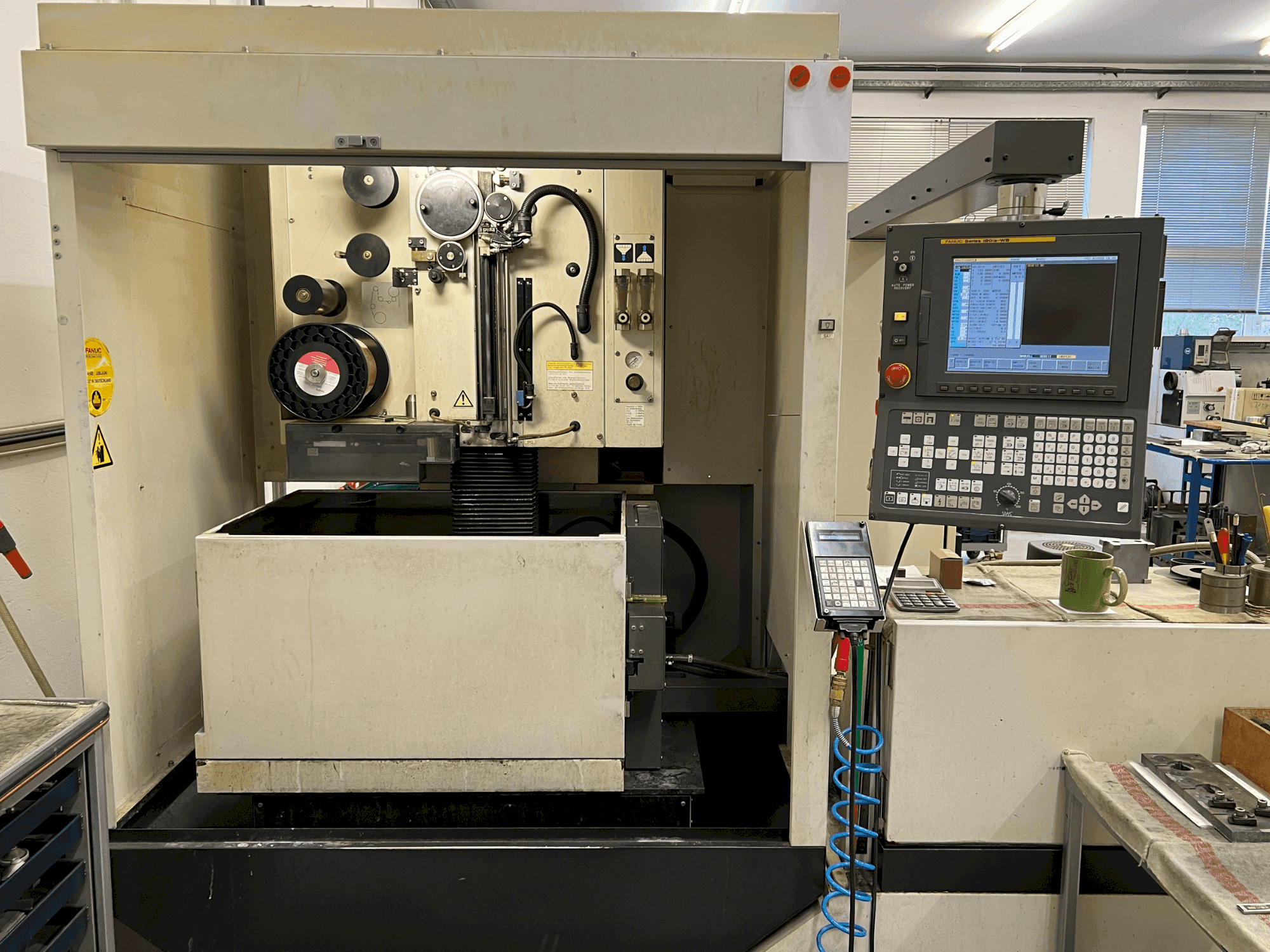 Vista frontale della macchina FANUC Alpha-0iC