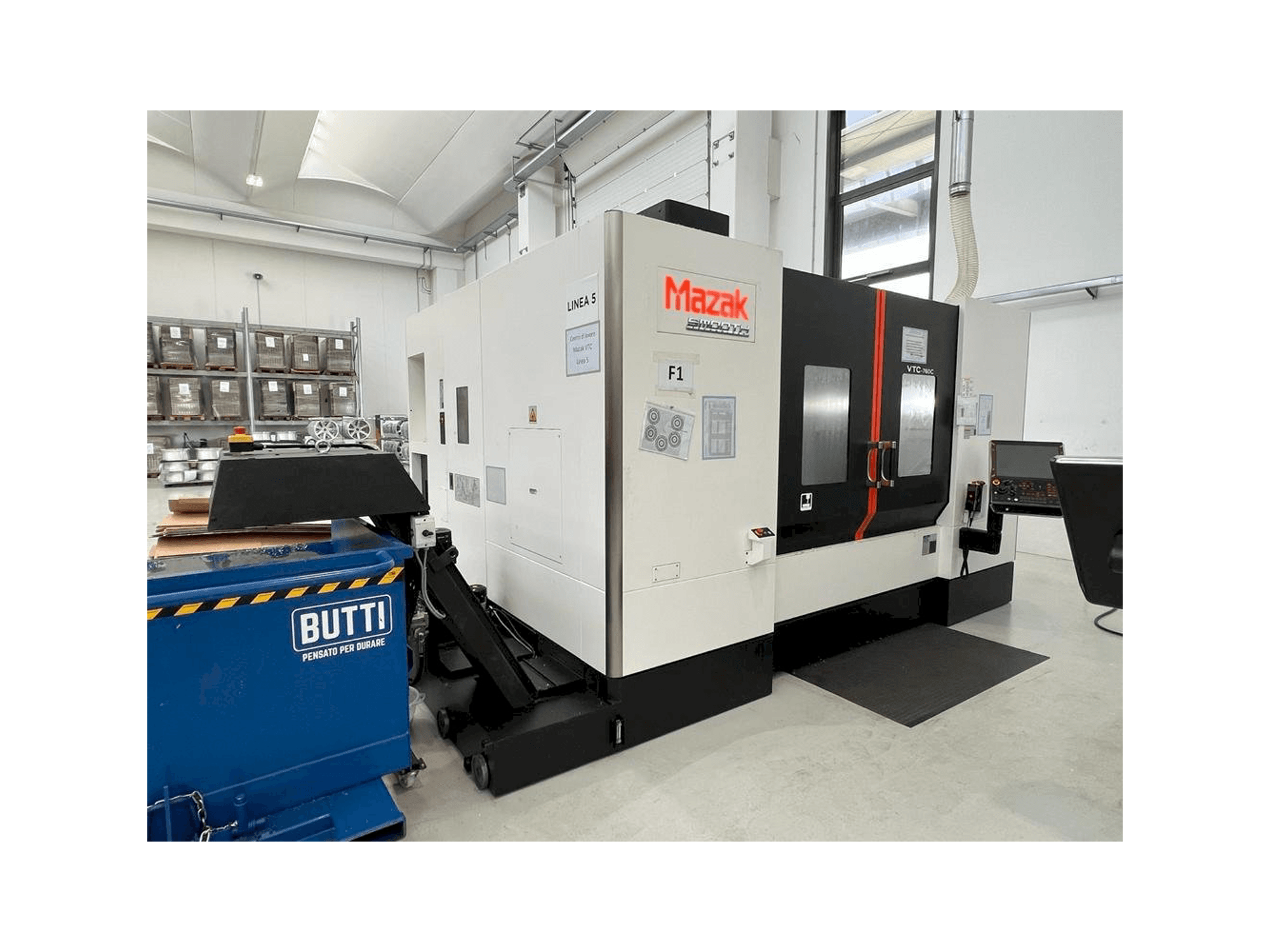 Vista frontale della macchina Mazak VTC 760