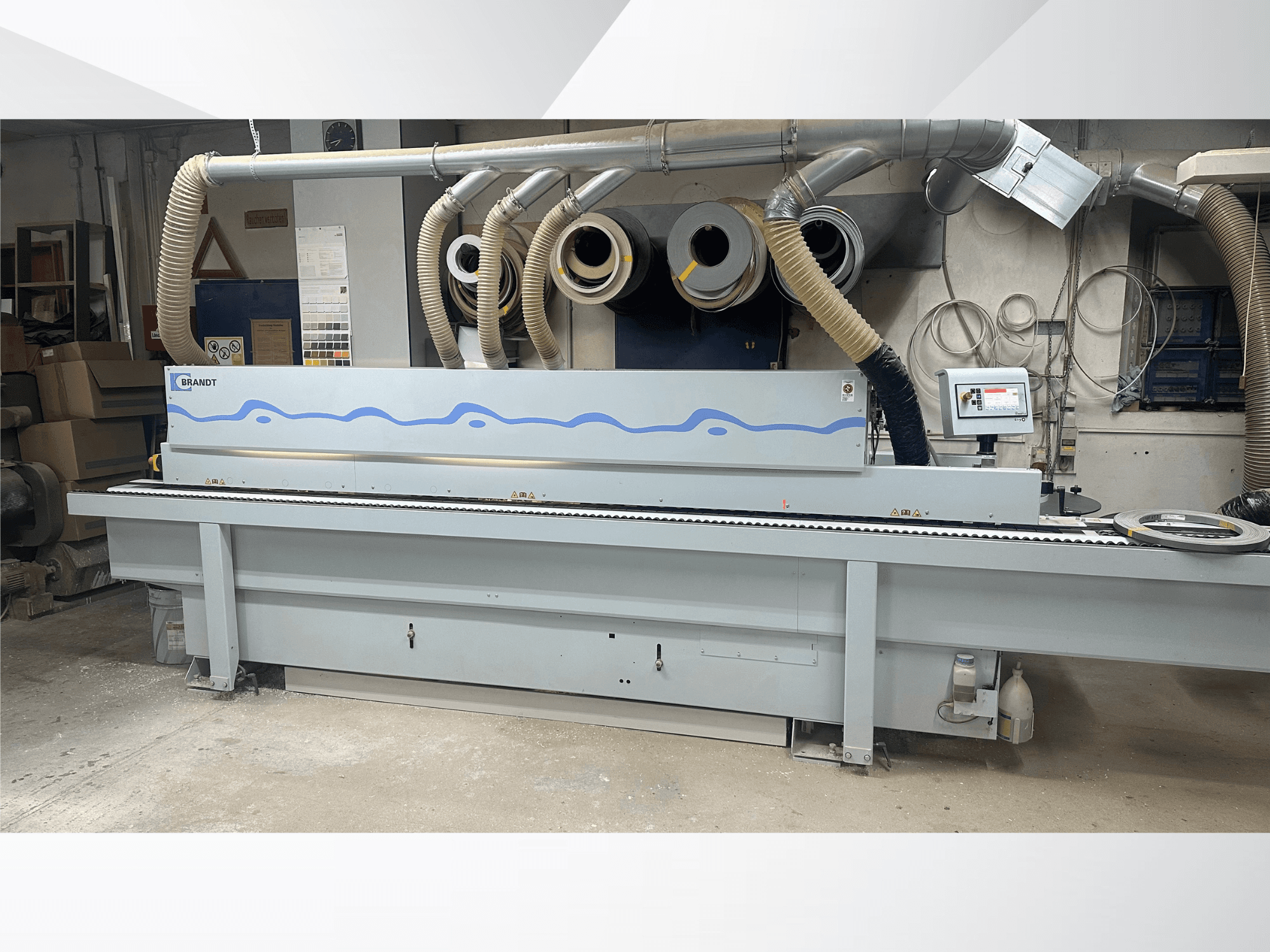 Bordatrice HOMAG KDF 230 in un'officina, con vista frontale, pannello di controllo e sistema di aspirazione delle polveri.