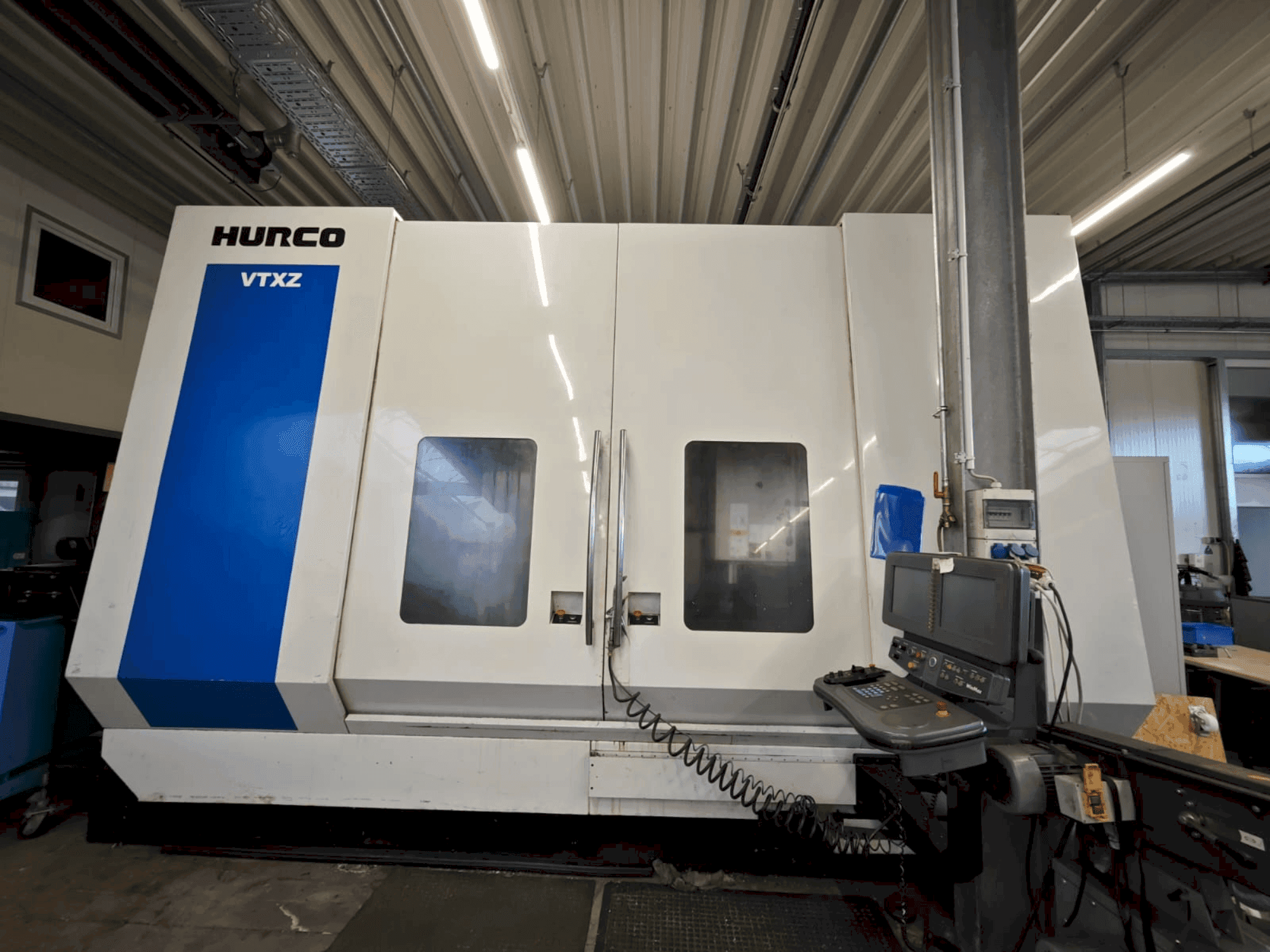 Vista frontale della macchina Hurco VTXZ
