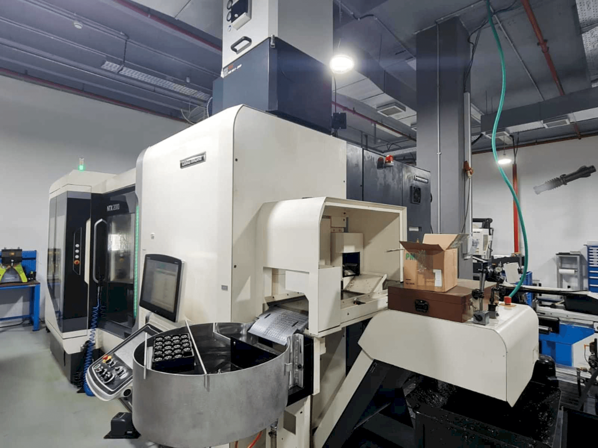 Vista laterale destra della macchina DMG MORI NTX2000/1500SZ