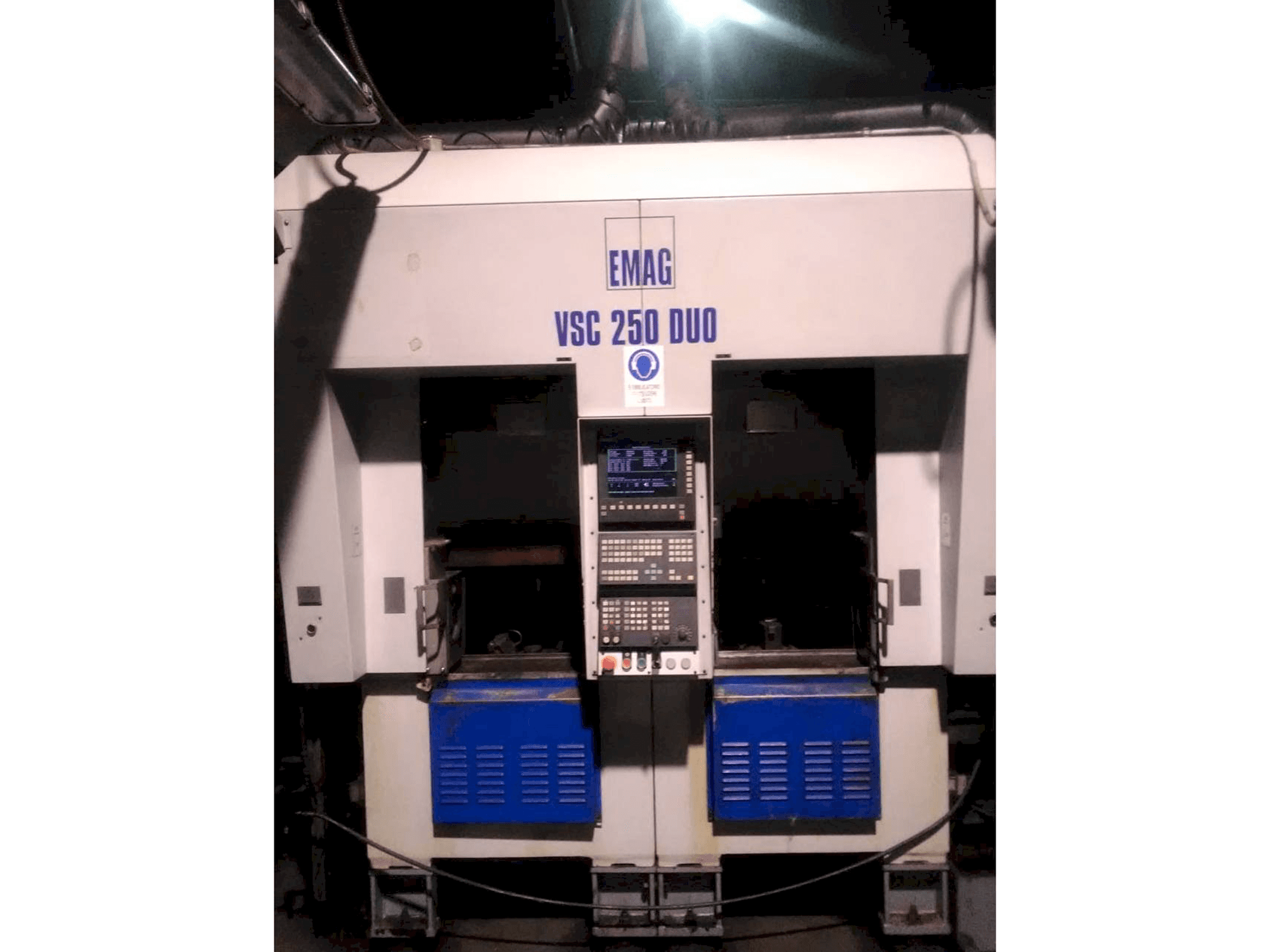Vista frontale della macchina EMAG VSC 250 Duo
