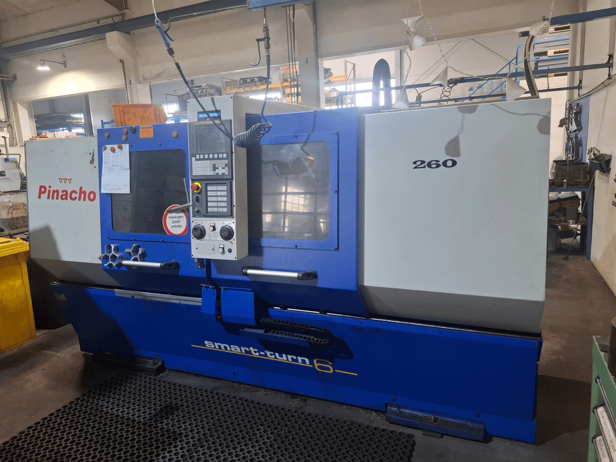 Tornio orizzontale Pinacho Smart-turn6 260, vista frontale con pannello di controllo ed etichette visibili.