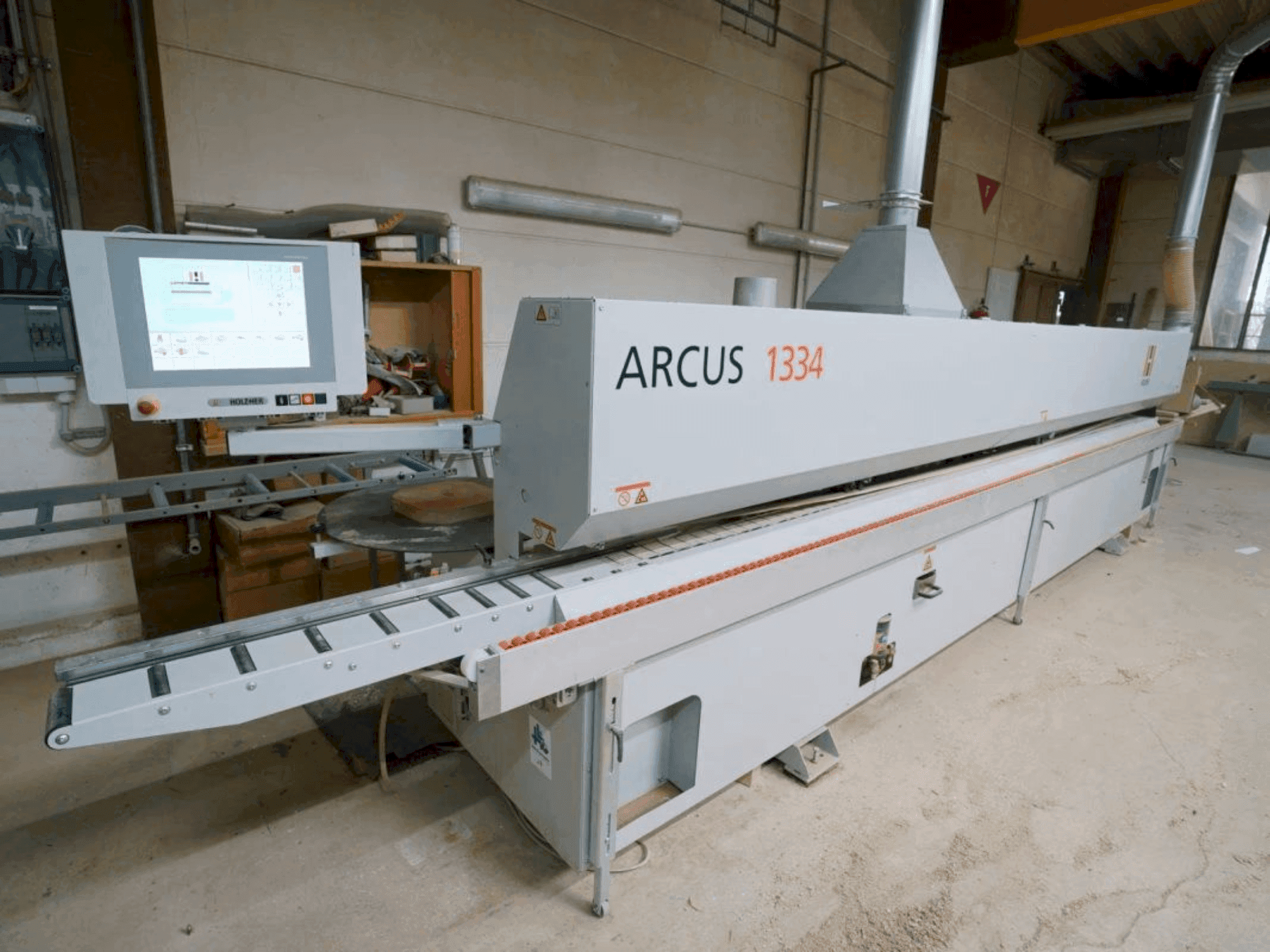 Vista frontale della macchina HOLZHER ARCUS 1334 FV2