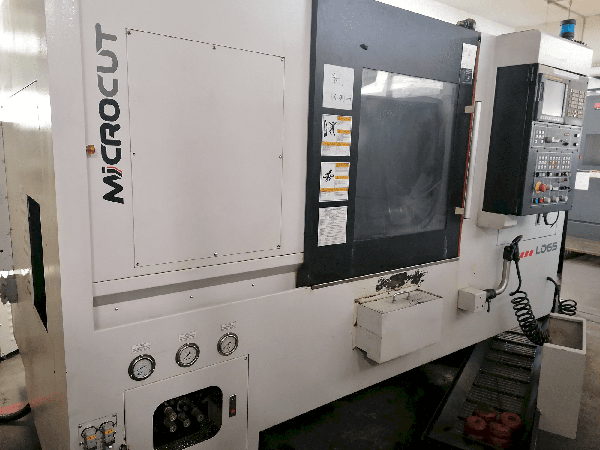 Vista frontale della macchina MICROCUT LD-65