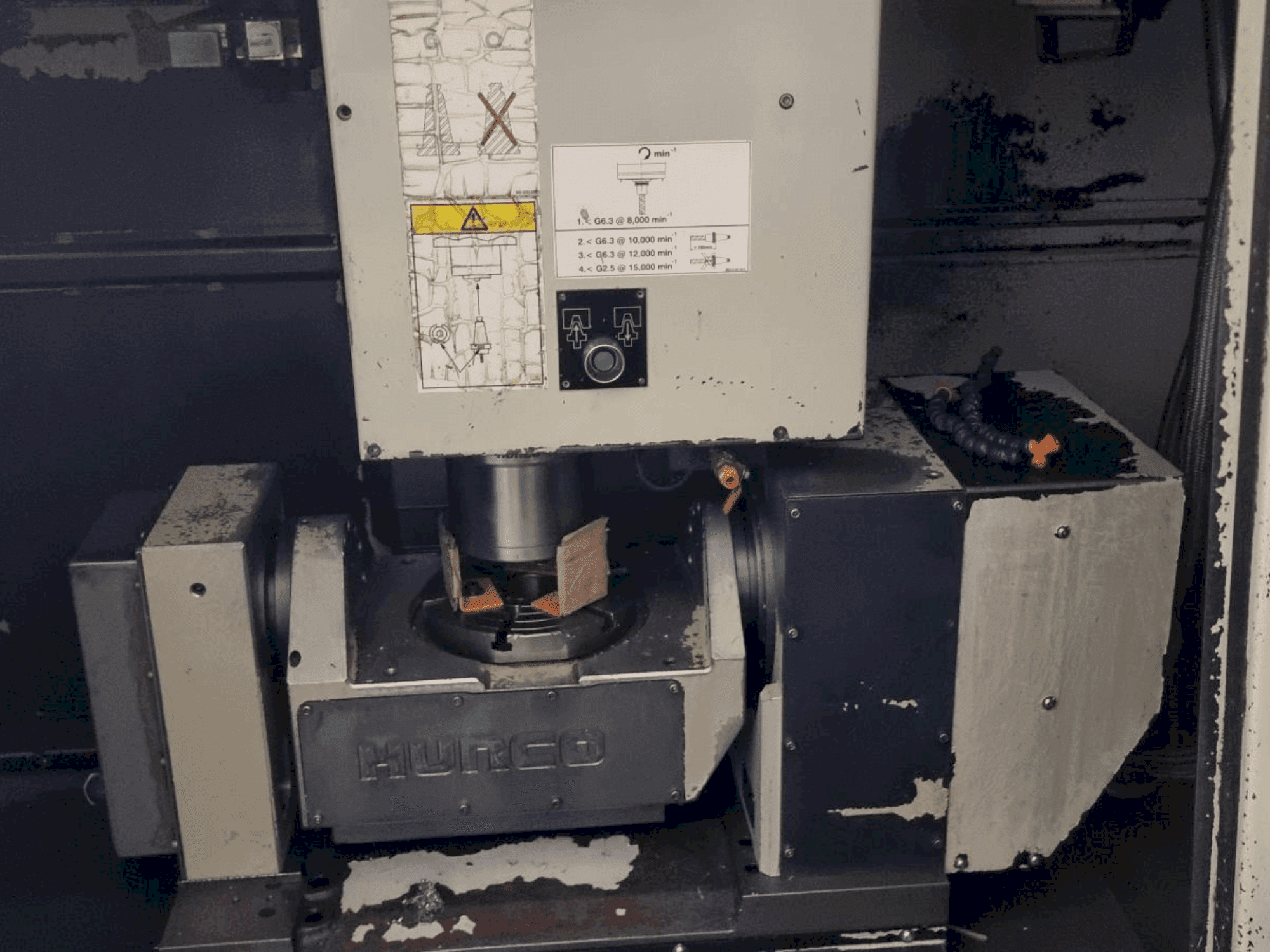 Vista frontale della macchina Hurco VMX 50T
