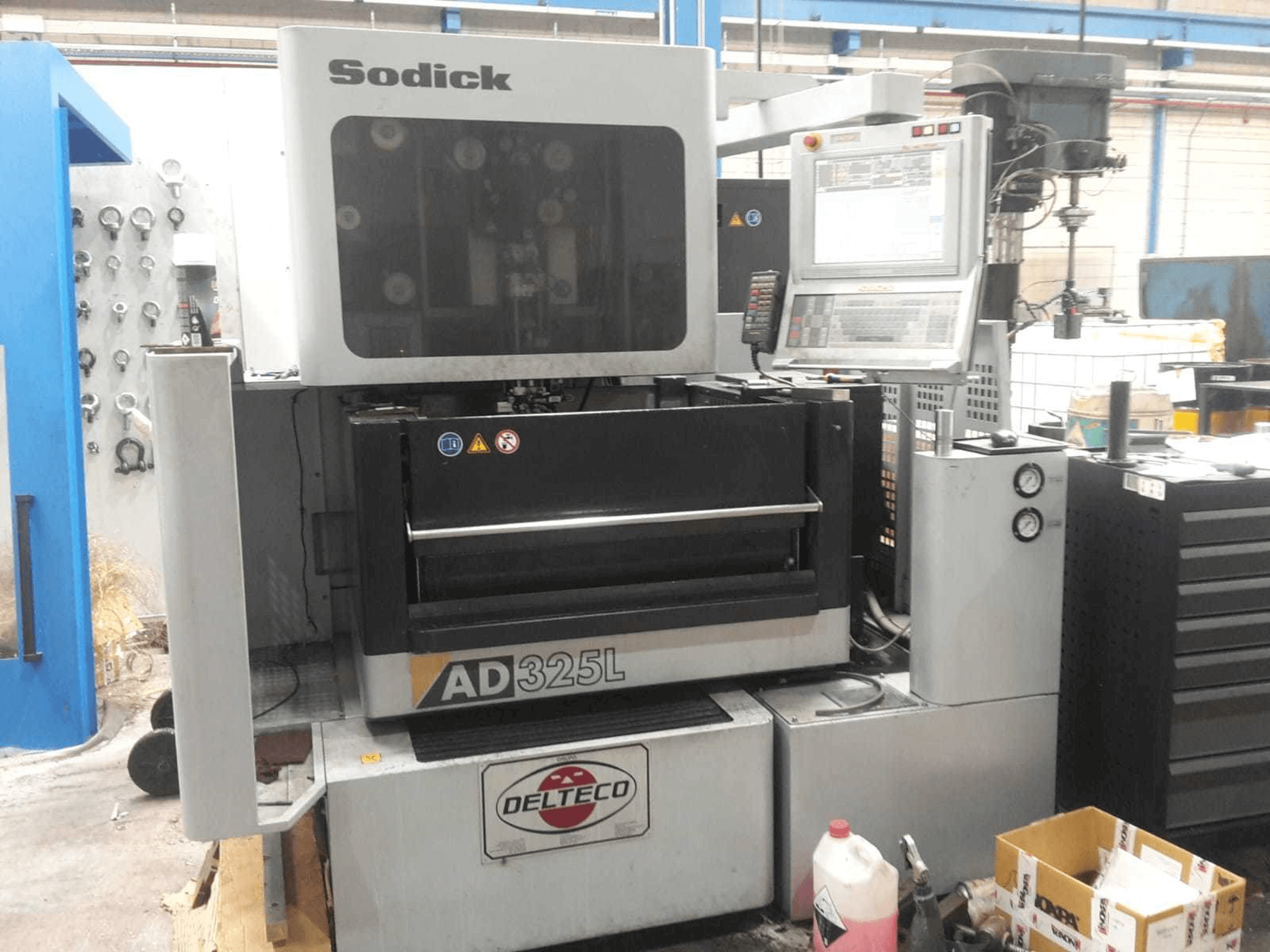 Vista frontale della macchina Sodick AD325L
