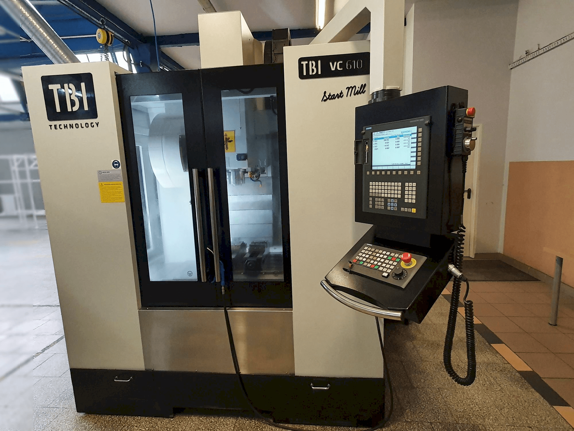 Vista frontale della macchina TBI VC610 Start Mill
