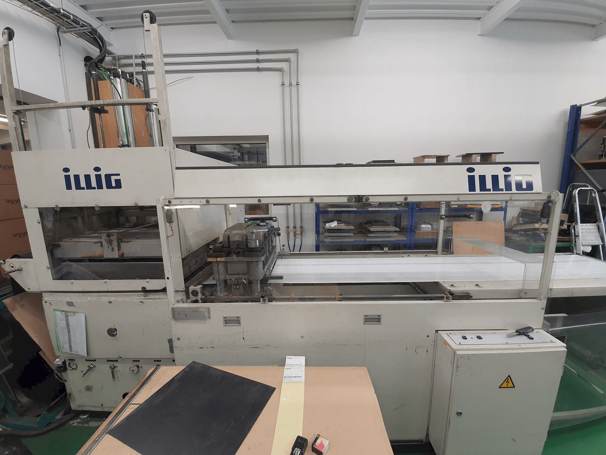 Vista frontale della macchina ILLIG SB 74E-9