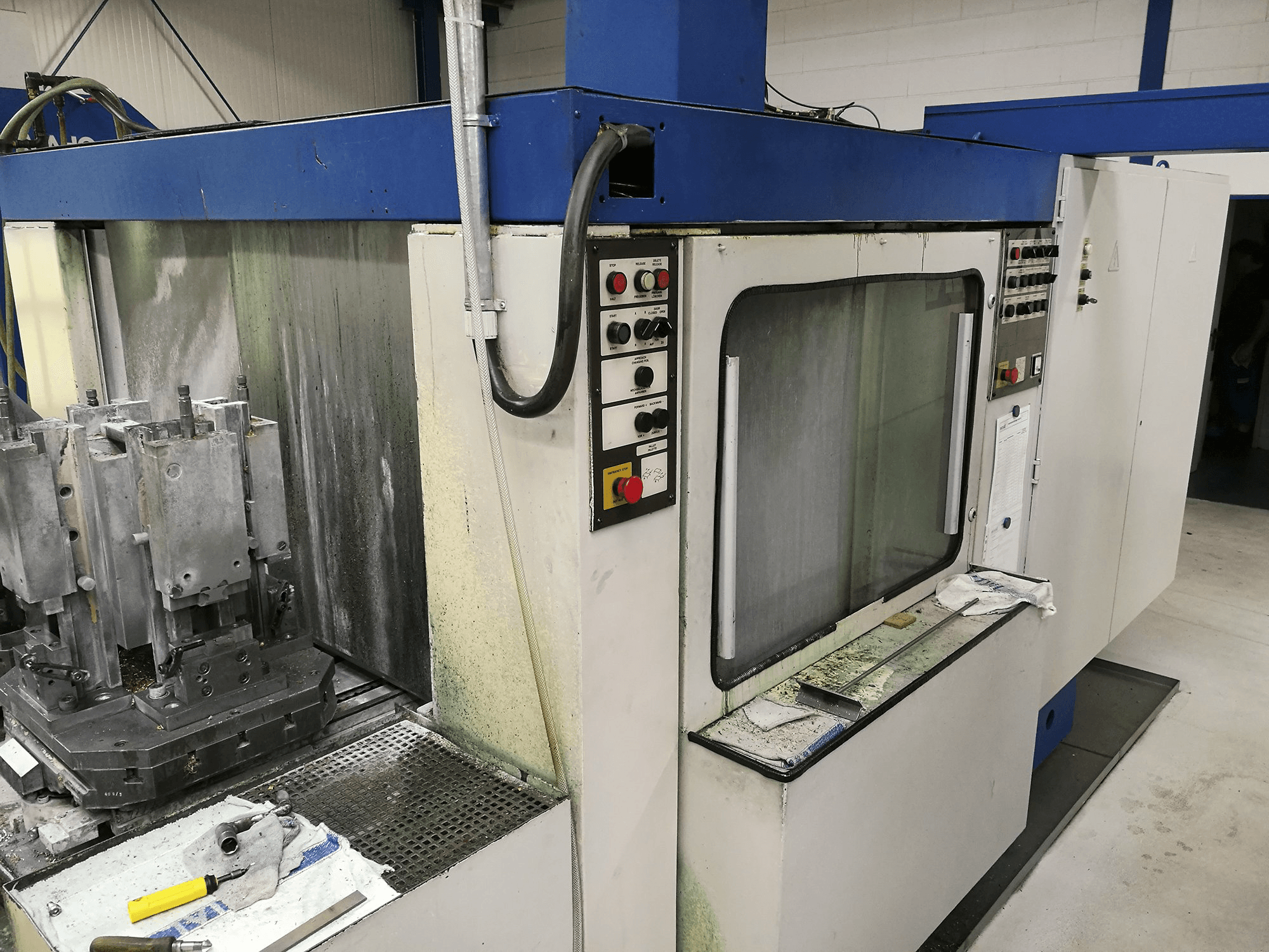 Vista lato sinistro della macchina Hueller Hille NBH 70