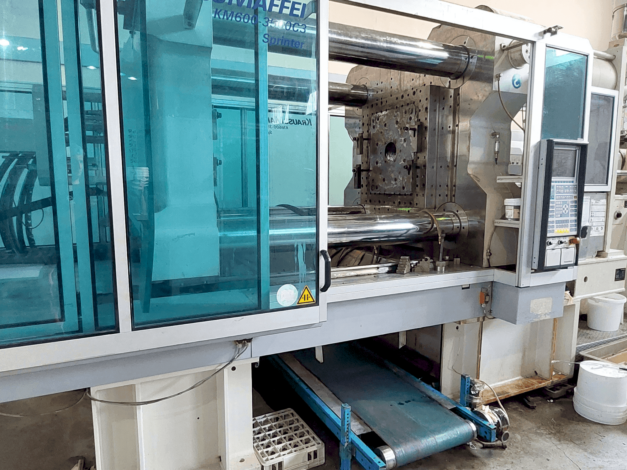 Vista frontale della macchina Krauss Maffei 600 - 3500 C3