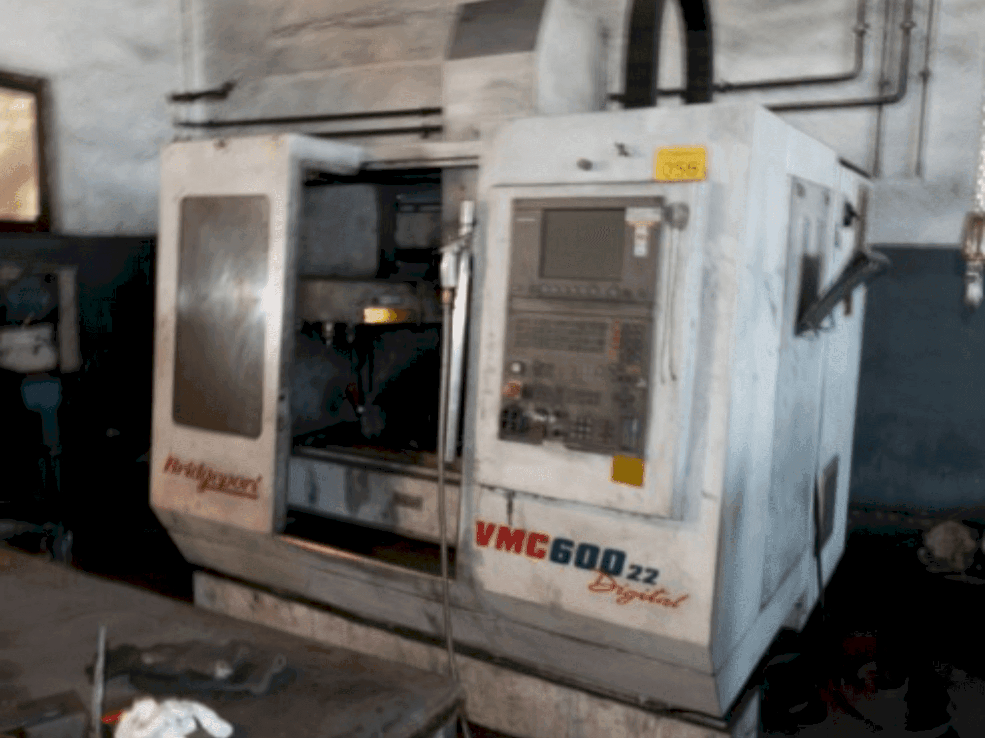 Vista frontale della macchina Bridgeport CMV600 22 digital