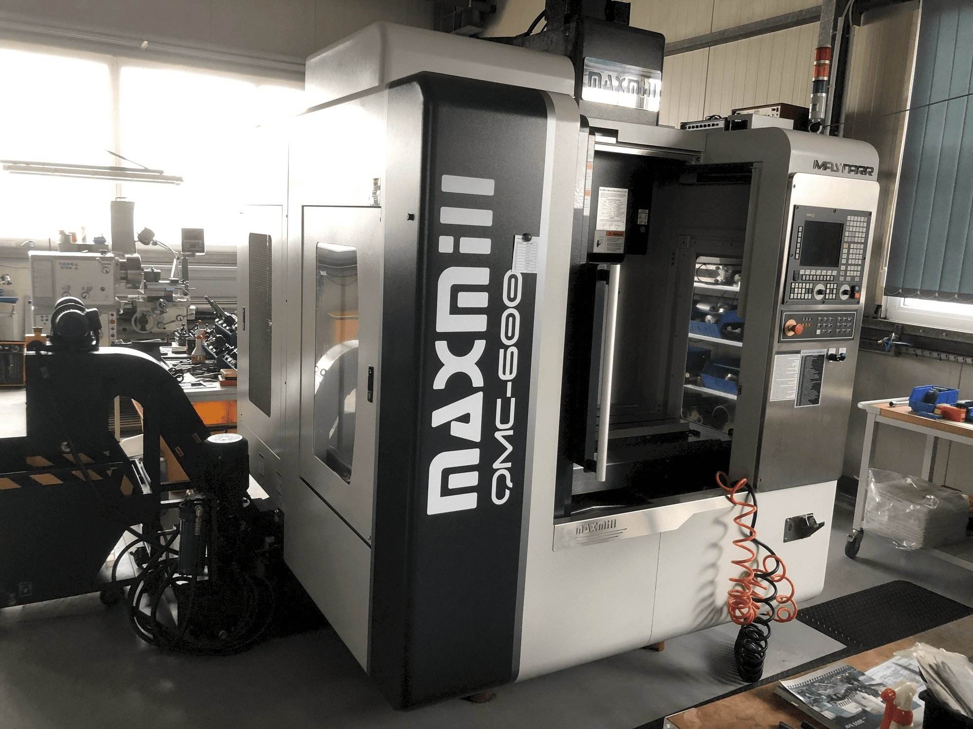 Vista frontale della macchina MAXMILL QMC-600
