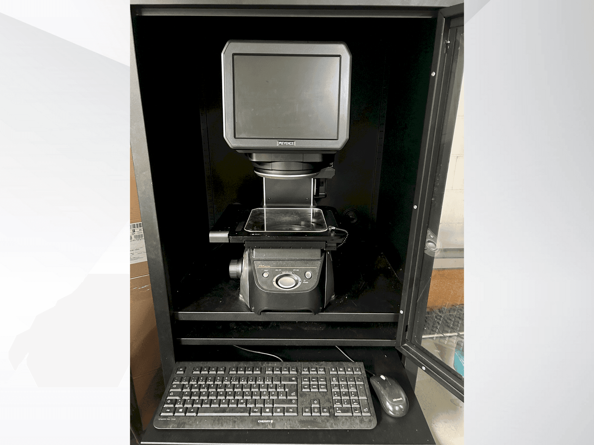 Vista frontale della macchina KEYENCE IM 7020