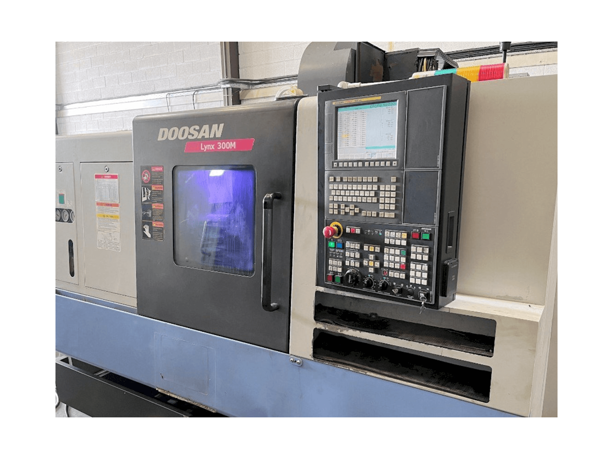 Vista frontale della macchina Doosan Lynx 300M