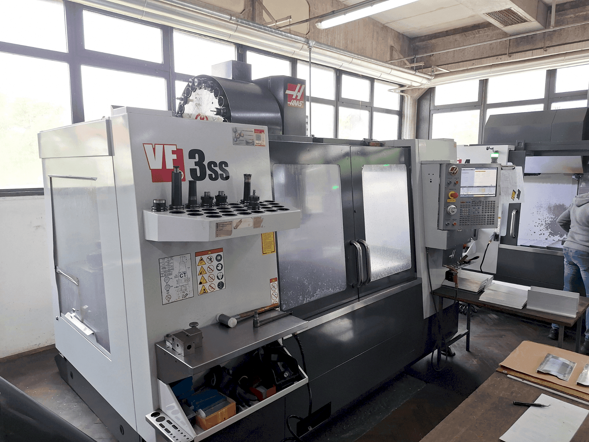 Vista frontale della macchina HAAS VF3 SS