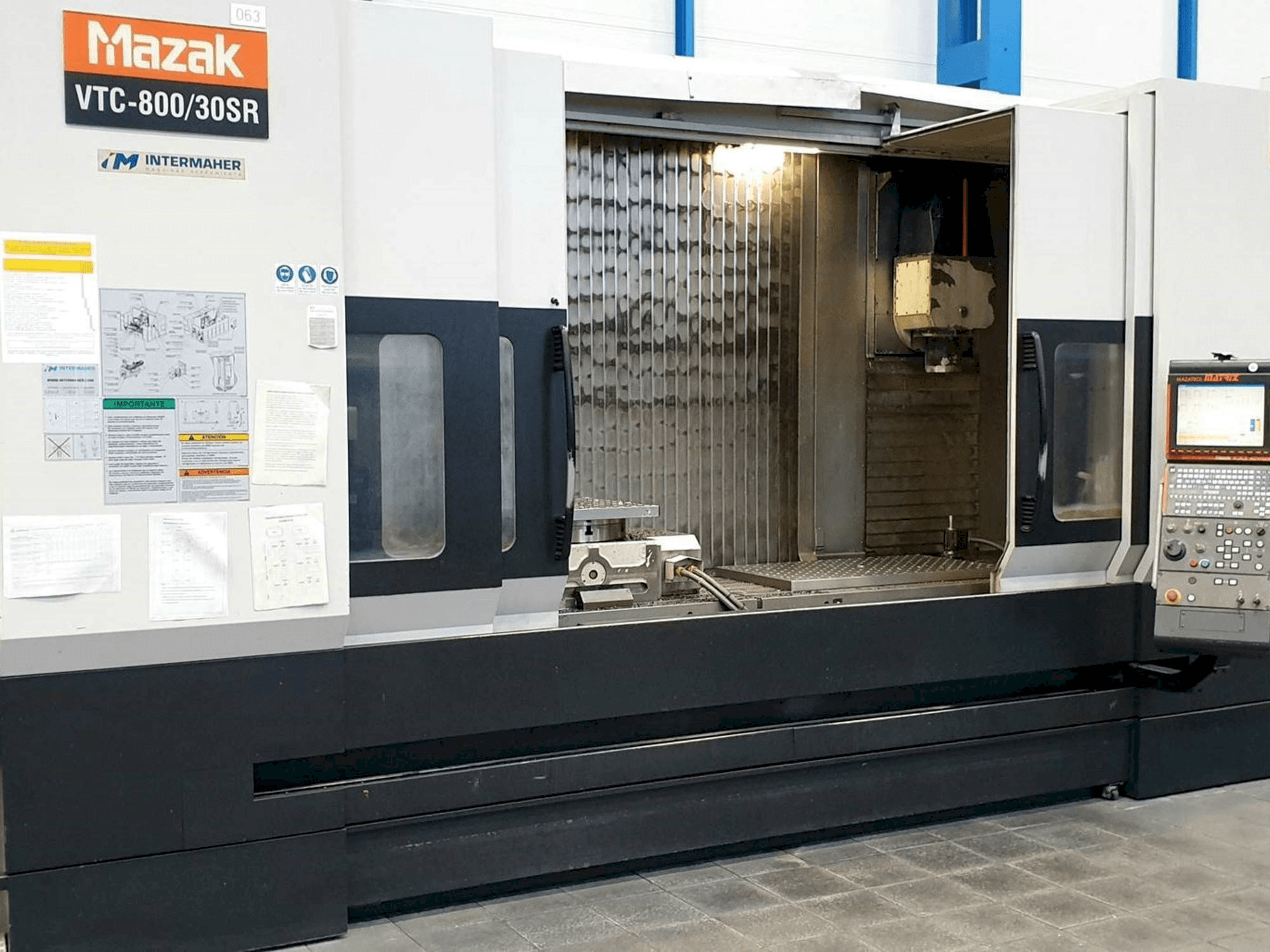 Vista frontale della macchina Mazak VTC-800/30SR