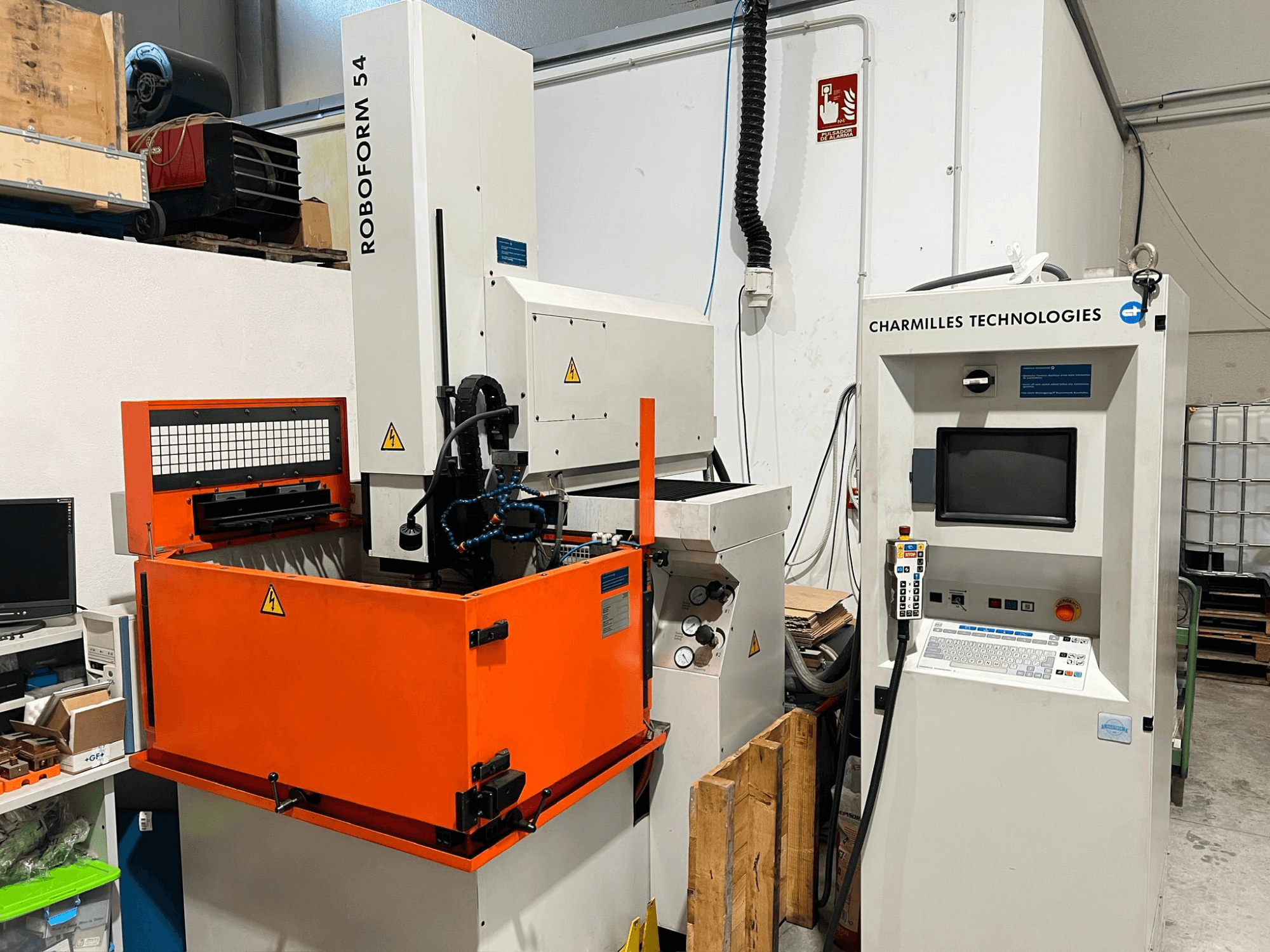 Macchina per elettroerosione a tuffo AgieCharmilles Roboform 54, vista frontale, con vasca di lavoro arancione e unità di controllo.