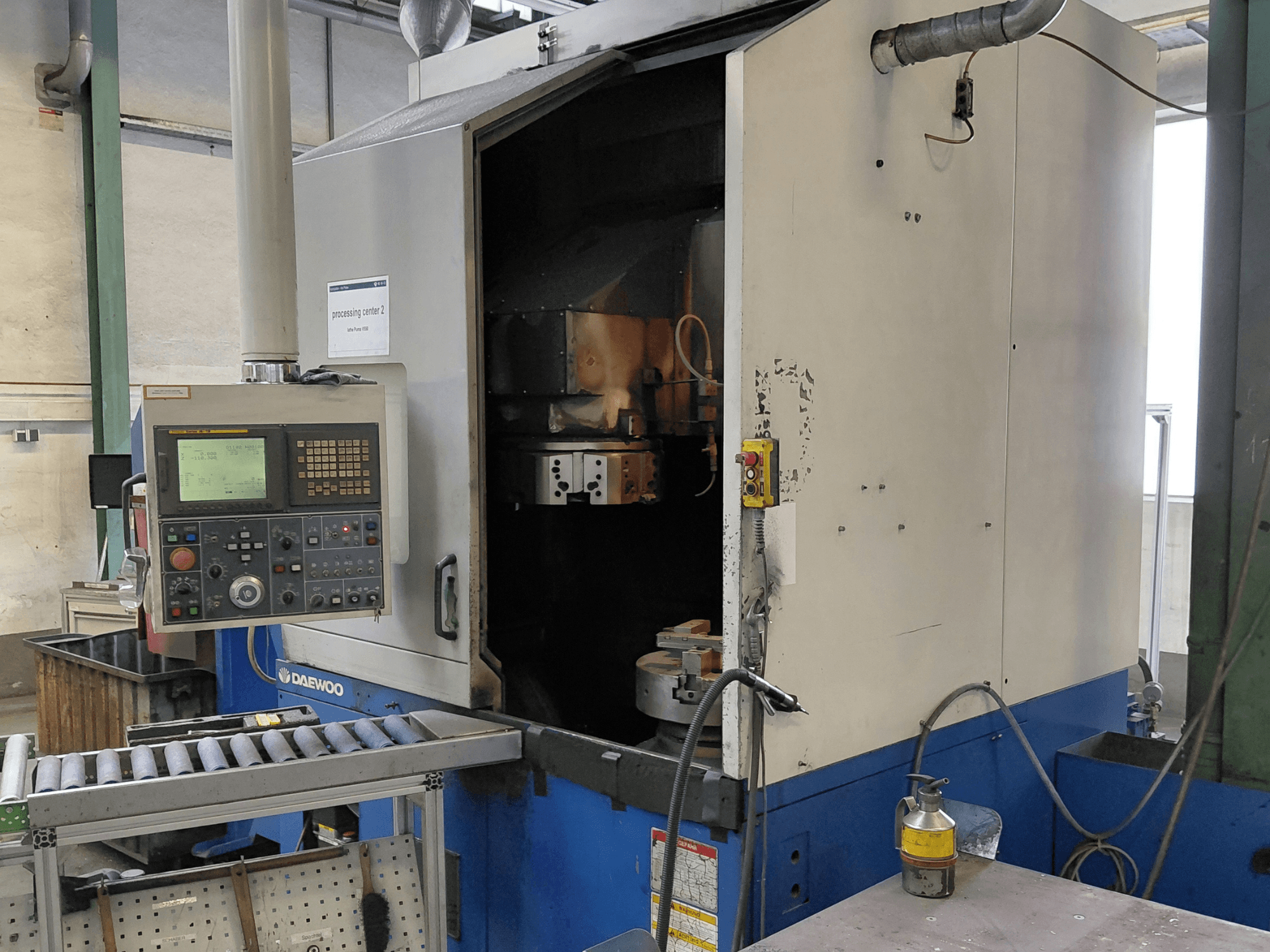 Tornio verticale Daewoo Puma V550, vista frontale che mostra il pannello di controllo, il mandrino e il collegamento del refrigerante.