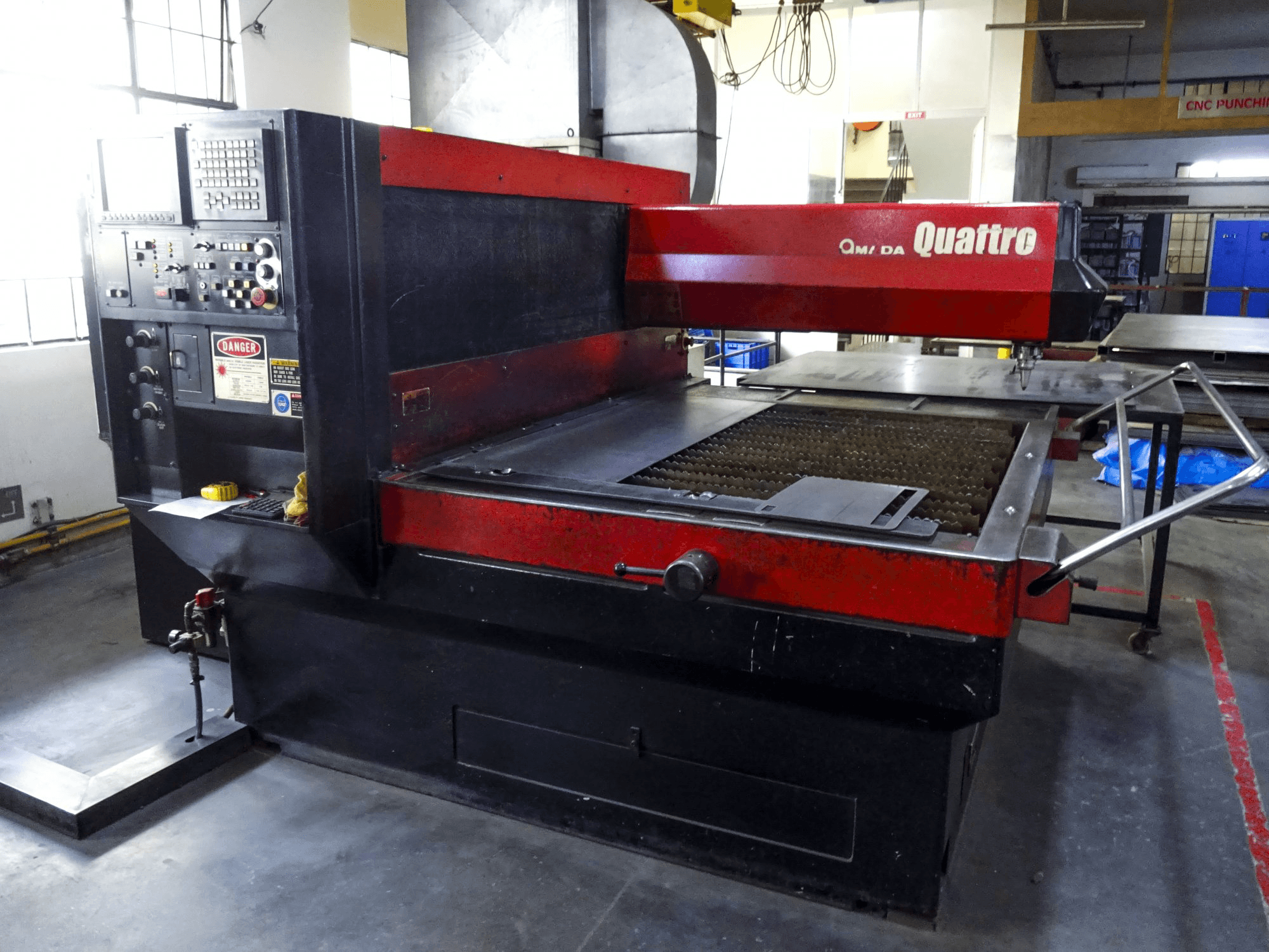 Vista frontale della macchina AMADA Quattro AF1000E