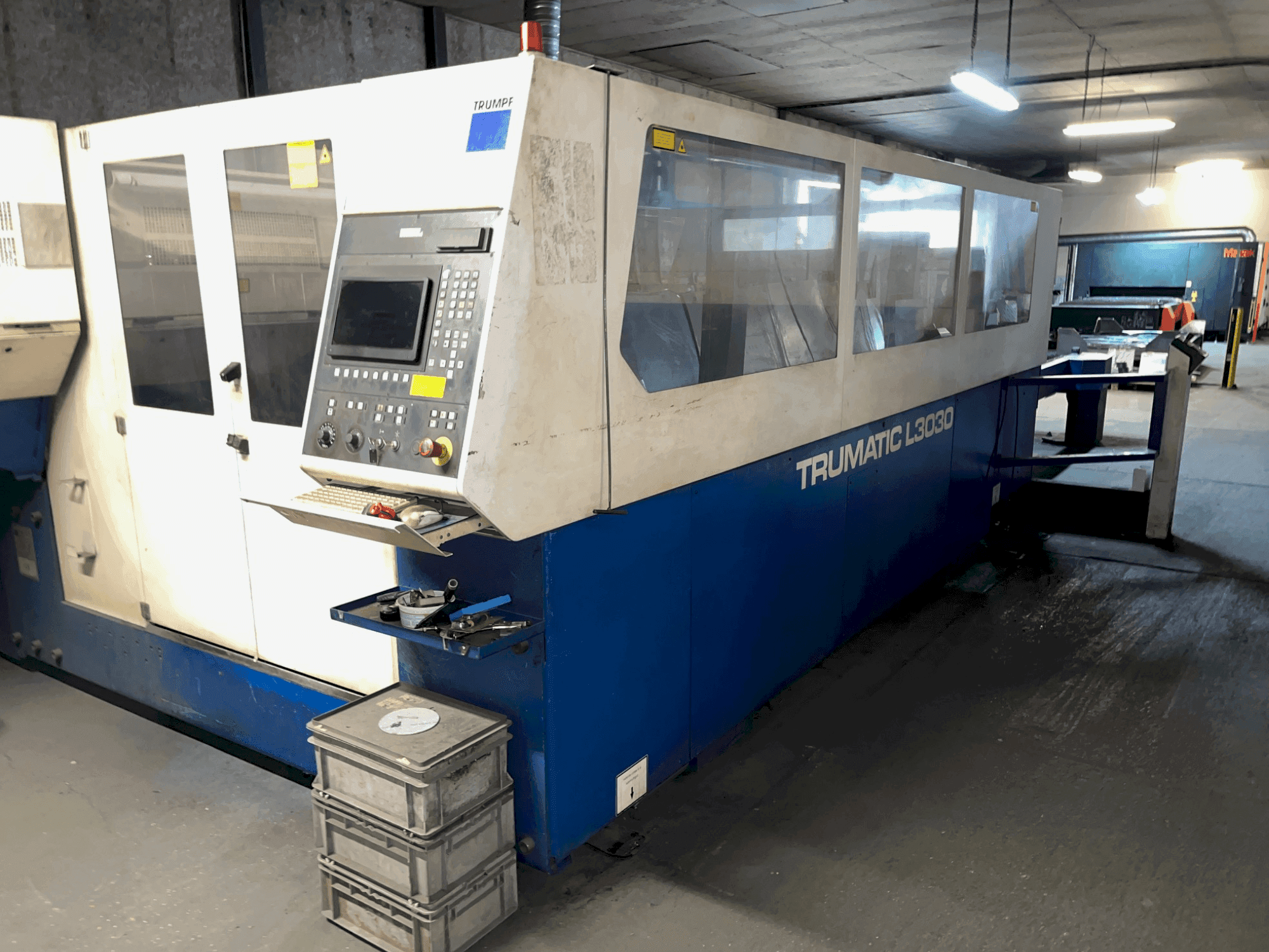 Vista frontale della macchina TRUMPF TRUMATIC L3030