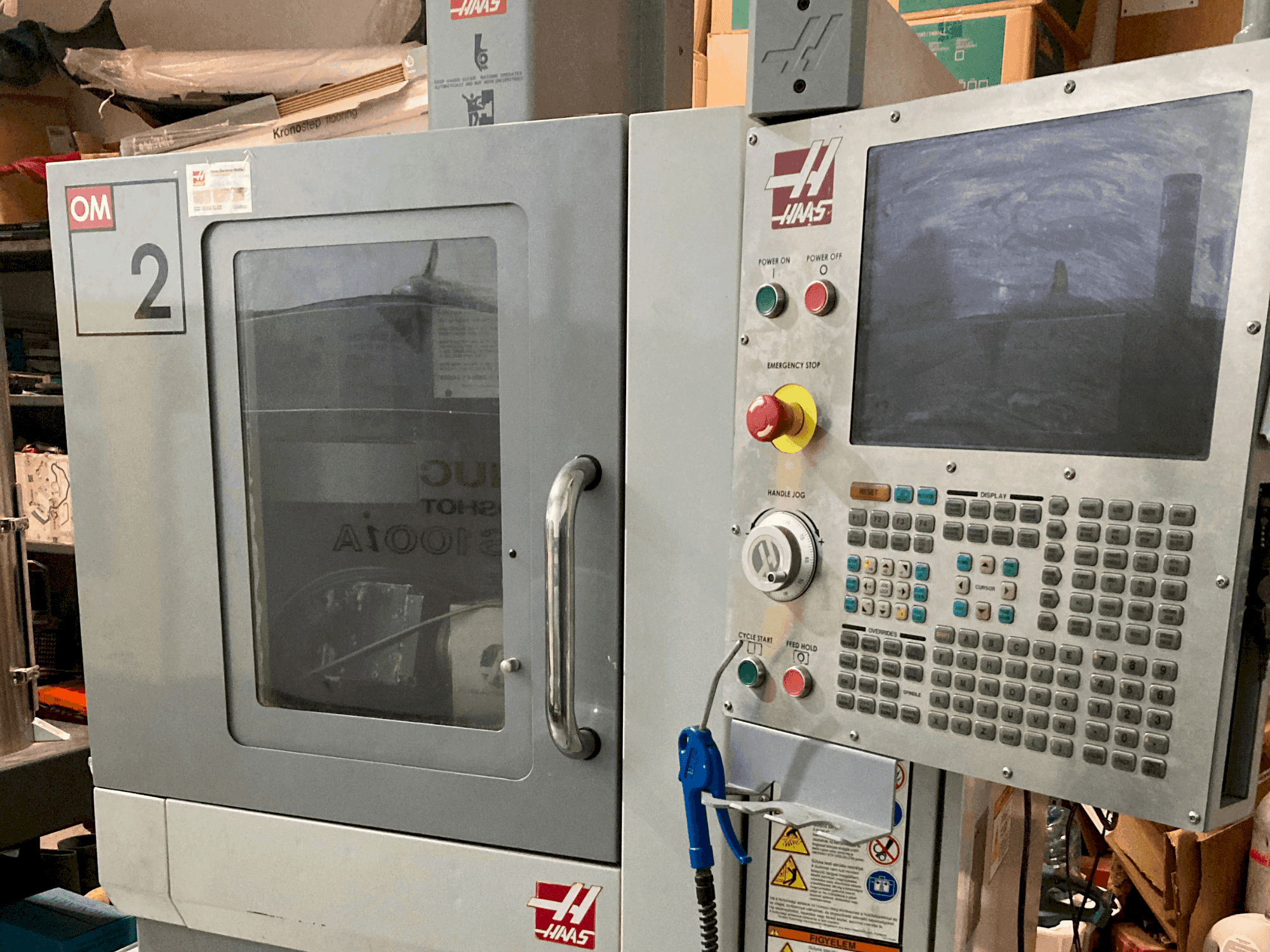 Vista frontale della macchina HAAS OM-2A