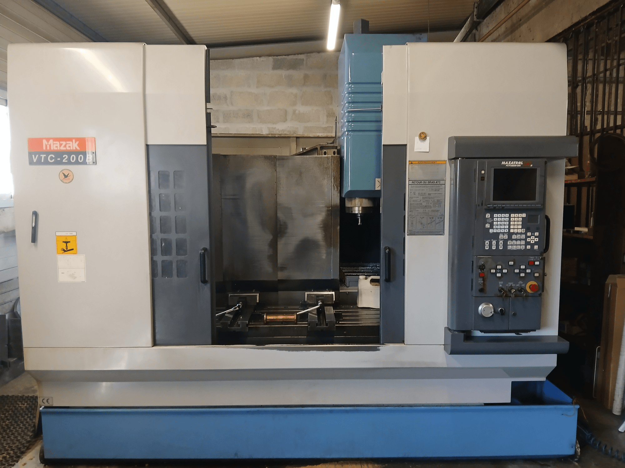 Centro di lavoro verticale Mazak VTC 200 B in vista frontale, con pannello di controllo, mandrino e area di lavoro.